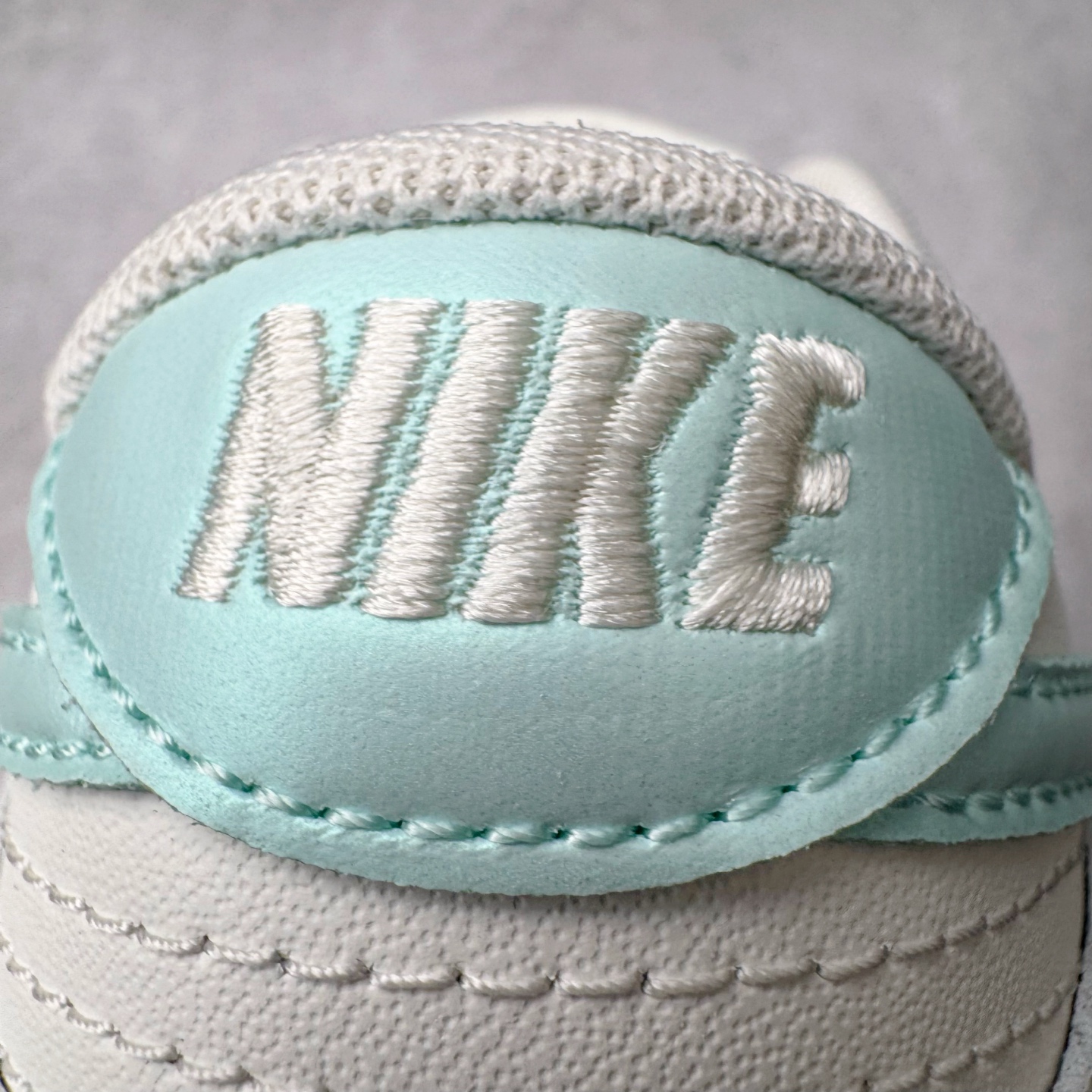 图片[16]-＃YC纯原 NK Dunk Low 薄荷曼波 WC0212-017 当杏仁奶白拥抱一缕薄荷蓝的风，夏天便停驻在足尖。纯白鞋带系住一片澄澈，皮革载满晨光温度，Swoosh 如沁凉溪流滑过山涧，后跟与鞋缘一抹曼波绿，是森林馈赠的清凉吻痕。让薄荷色的涟漪从脚踝开始荡漾，踏一片云，步步入夏。定制系列天花板 无原鞋不开发 全系列得物原鞋一比一校对开发 配色持续更新中 终端对接 优势输出 全套原厂楦头原纸板数据档案倾力打造 原汁原味莞产 极致还原 圈内最强针车工艺 高端零售指定版 广东原厂配套原盒原标 鞋盒分三个尺码段 原厂冲刀 超高清洁度 全鞋零毛边皮料切割 采用原厂百宏鞋带以及原厂百宏织唛舌标 内标可供原厂几率过验 进口原装条纹中底布 四线拉帮白色点胶 原厂拉帮手法遵循公司 原厂电绣 极致还原 尺码：36 36.5 37.5 38 38.5 39 40 40.5 41 42 42.5 43 44 44.5 45 46-选品中心