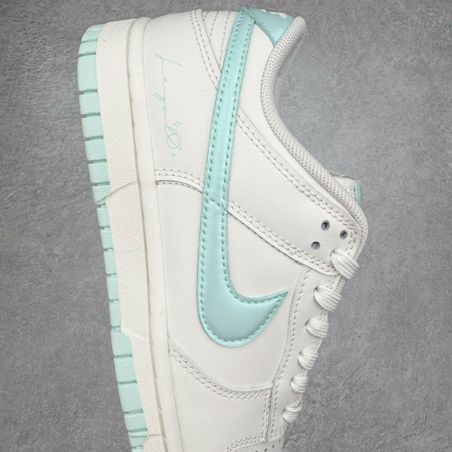 图片[6]-＃YC纯原 NK Dunk Low 薄荷曼波 WC0212-017 当杏仁奶白拥抱一缕薄荷蓝的风，夏天便停驻在足尖。纯白鞋带系住一片澄澈，皮革载满晨光温度，Swoosh 如沁凉溪流滑过山涧，后跟与鞋缘一抹曼波绿，是森林馈赠的清凉吻痕。让薄荷色的涟漪从脚踝开始荡漾，踏一片云，步步入夏。定制系列天花板 无原鞋不开发 全系列得物原鞋一比一校对开发 配色持续更新中 终端对接 优势输出 全套原厂楦头原纸板数据档案倾力打造 原汁原味莞产 极致还原 圈内最强针车工艺 高端零售指定版 广东原厂配套原盒原标 鞋盒分三个尺码段 原厂冲刀 超高清洁度 全鞋零毛边皮料切割 采用原厂百宏鞋带以及原厂百宏织唛舌标 内标可供原厂几率过验 进口原装条纹中底布 四线拉帮白色点胶 原厂拉帮手法遵循公司 原厂电绣 极致还原 尺码：36 36.5 37.5 38 38.5 39 40 40.5 41 42 42.5 43 44 44.5 45 46-选品中心