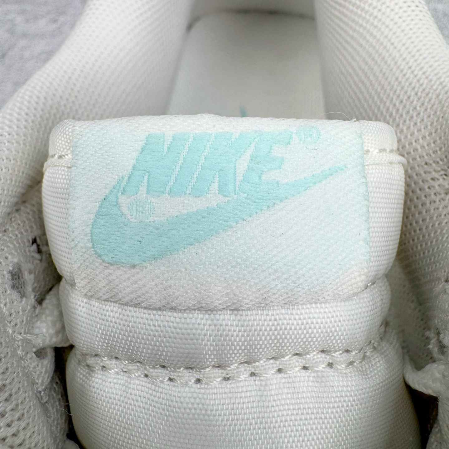 图片[14]-＃YC纯原 NK Dunk Low 薄荷曼波 WC0212-017 当杏仁奶白拥抱一缕薄荷蓝的风，夏天便停驻在足尖。纯白鞋带系住一片澄澈，皮革载满晨光温度，Swoosh 如沁凉溪流滑过山涧，后跟与鞋缘一抹曼波绿，是森林馈赠的清凉吻痕。让薄荷色的涟漪从脚踝开始荡漾，踏一片云，步步入夏。定制系列天花板 无原鞋不开发 全系列得物原鞋一比一校对开发 配色持续更新中 终端对接 优势输出 全套原厂楦头原纸板数据档案倾力打造 原汁原味莞产 极致还原 圈内最强针车工艺 高端零售指定版 广东原厂配套原盒原标 鞋盒分三个尺码段 原厂冲刀 超高清洁度 全鞋零毛边皮料切割 采用原厂百宏鞋带以及原厂百宏织唛舌标 内标可供原厂几率过验 进口原装条纹中底布 四线拉帮白色点胶 原厂拉帮手法遵循公司 原厂电绣 极致还原 尺码：36 36.5 37.5 38 38.5 39 40 40.5 41 42 42.5 43 44 44.5 45 46-选品中心