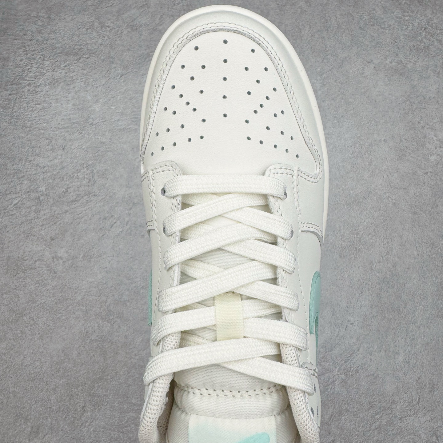 图片[4]-＃YC纯原 NK Dunk Low 薄荷曼波 WC0212-017 当杏仁奶白拥抱一缕薄荷蓝的风，夏天便停驻在足尖。纯白鞋带系住一片澄澈，皮革载满晨光温度，Swoosh 如沁凉溪流滑过山涧，后跟与鞋缘一抹曼波绿，是森林馈赠的清凉吻痕。让薄荷色的涟漪从脚踝开始荡漾，踏一片云，步步入夏。定制系列天花板 无原鞋不开发 全系列得物原鞋一比一校对开发 配色持续更新中 终端对接 优势输出 全套原厂楦头原纸板数据档案倾力打造 原汁原味莞产 极致还原 圈内最强针车工艺 高端零售指定版 广东原厂配套原盒原标 鞋盒分三个尺码段 原厂冲刀 超高清洁度 全鞋零毛边皮料切割 采用原厂百宏鞋带以及原厂百宏织唛舌标 内标可供原厂几率过验 进口原装条纹中底布 四线拉帮白色点胶 原厂拉帮手法遵循公司 原厂电绣 极致还原 尺码：36 36.5 37.5 38 38.5 39 40 40.5 41 42 42.5 43 44 44.5 45 46-选品中心