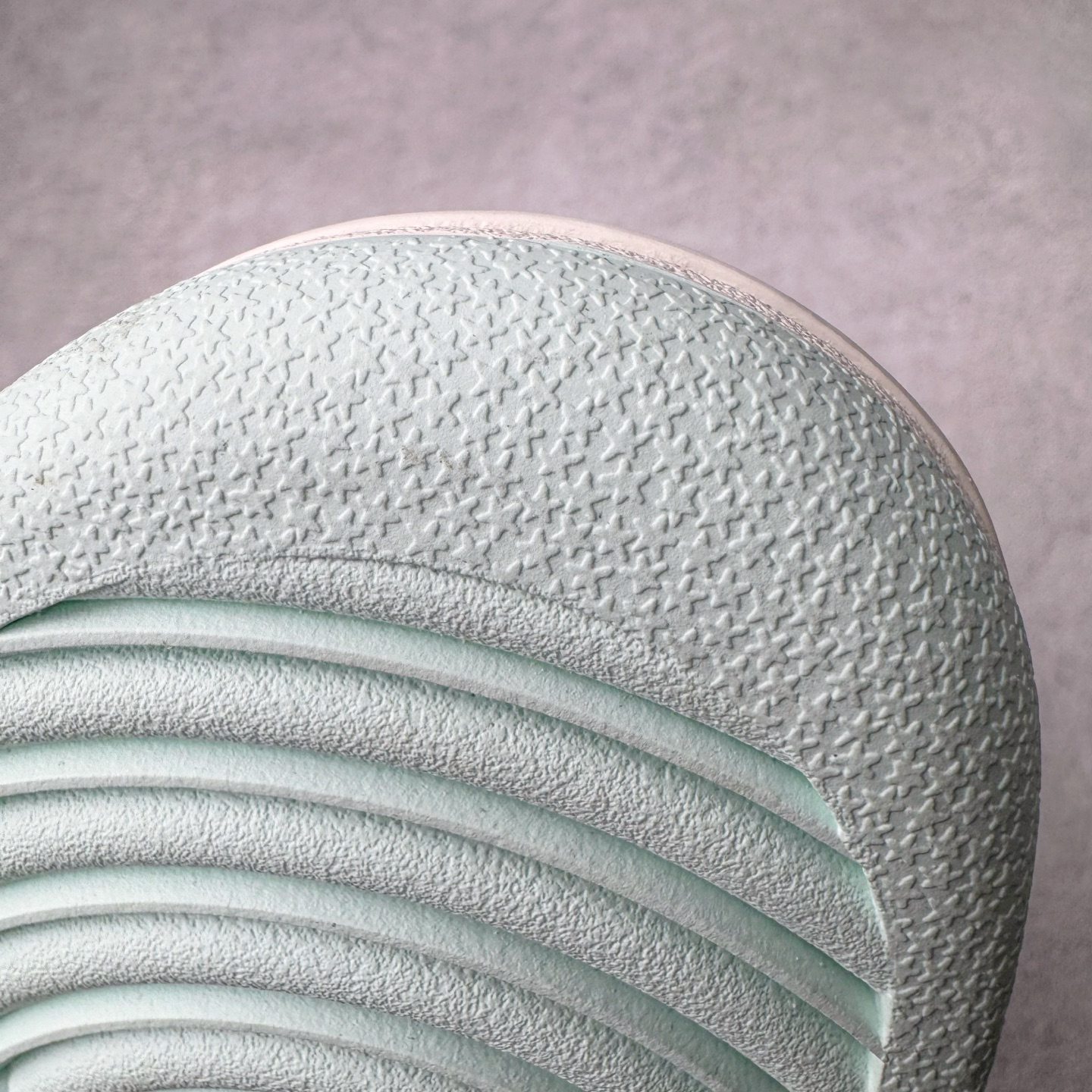 图片[20]-＃YC纯原 NK Dunk Low 薄荷曼波 WC0212-017 当杏仁奶白拥抱一缕薄荷蓝的风，夏天便停驻在足尖。纯白鞋带系住一片澄澈，皮革载满晨光温度，Swoosh 如沁凉溪流滑过山涧，后跟与鞋缘一抹曼波绿，是森林馈赠的清凉吻痕。让薄荷色的涟漪从脚踝开始荡漾，踏一片云，步步入夏。定制系列天花板 无原鞋不开发 全系列得物原鞋一比一校对开发 配色持续更新中 终端对接 优势输出 全套原厂楦头原纸板数据档案倾力打造 原汁原味莞产 极致还原 圈内最强针车工艺 高端零售指定版 广东原厂配套原盒原标 鞋盒分三个尺码段 原厂冲刀 超高清洁度 全鞋零毛边皮料切割 采用原厂百宏鞋带以及原厂百宏织唛舌标 内标可供原厂几率过验 进口原装条纹中底布 四线拉帮白色点胶 原厂拉帮手法遵循公司 原厂电绣 极致还原 尺码：36 36.5 37.5 38 38.5 39 40 40.5 41 42 42.5 43 44 44.5 45 46-选品中心