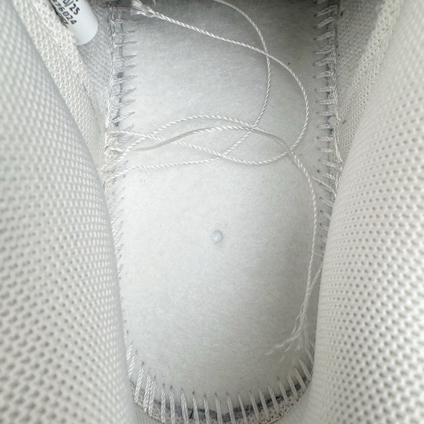 图片[10]-＃YC纯原 NK Dunk Low 薄荷曼波 WC0212-017 当杏仁奶白拥抱一缕薄荷蓝的风，夏天便停驻在足尖。纯白鞋带系住一片澄澈，皮革载满晨光温度，Swoosh 如沁凉溪流滑过山涧，后跟与鞋缘一抹曼波绿，是森林馈赠的清凉吻痕。让薄荷色的涟漪从脚踝开始荡漾，踏一片云，步步入夏。定制系列天花板 无原鞋不开发 全系列得物原鞋一比一校对开发 配色持续更新中 终端对接 优势输出 全套原厂楦头原纸板数据档案倾力打造 原汁原味莞产 极致还原 圈内最强针车工艺 高端零售指定版 广东原厂配套原盒原标 鞋盒分三个尺码段 原厂冲刀 超高清洁度 全鞋零毛边皮料切割 采用原厂百宏鞋带以及原厂百宏织唛舌标 内标可供原厂几率过验 进口原装条纹中底布 四线拉帮白色点胶 原厂拉帮手法遵循公司 原厂电绣 极致还原 尺码：36 36.5 37.5 38 38.5 39 40 40.5 41 42 42.5 43 44 44.5 45 46-选品中心