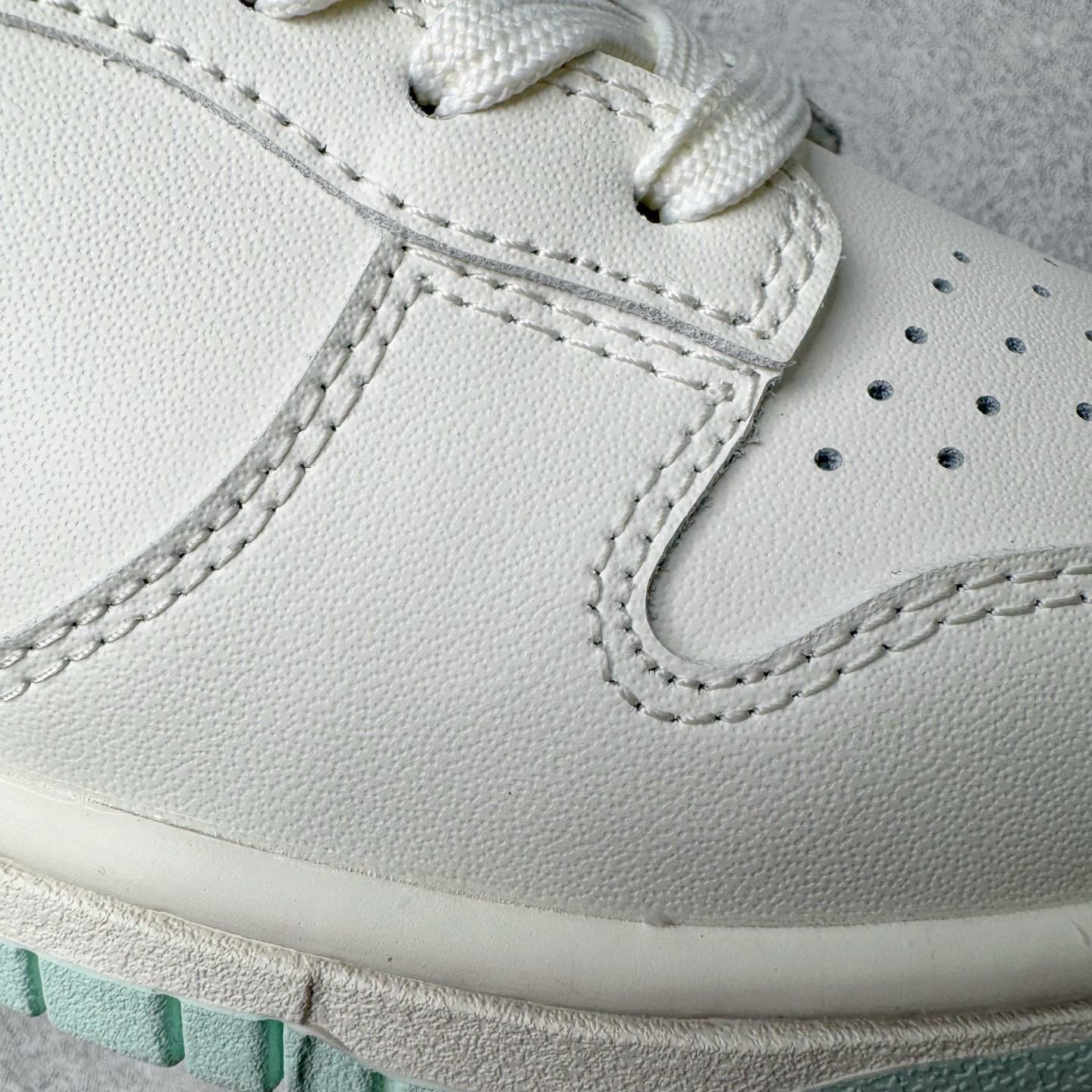 图片[18]-＃YC纯原 NK Dunk Low 薄荷曼波 WC0212-017 当杏仁奶白拥抱一缕薄荷蓝的风，夏天便停驻在足尖。纯白鞋带系住一片澄澈，皮革载满晨光温度，Swoosh 如沁凉溪流滑过山涧，后跟与鞋缘一抹曼波绿，是森林馈赠的清凉吻痕。让薄荷色的涟漪从脚踝开始荡漾，踏一片云，步步入夏。定制系列天花板 无原鞋不开发 全系列得物原鞋一比一校对开发 配色持续更新中 终端对接 优势输出 全套原厂楦头原纸板数据档案倾力打造 原汁原味莞产 极致还原 圈内最强针车工艺 高端零售指定版 广东原厂配套原盒原标 鞋盒分三个尺码段 原厂冲刀 超高清洁度 全鞋零毛边皮料切割 采用原厂百宏鞋带以及原厂百宏织唛舌标 内标可供原厂几率过验 进口原装条纹中底布 四线拉帮白色点胶 原厂拉帮手法遵循公司 原厂电绣 极致还原 尺码：36 36.5 37.5 38 38.5 39 40 40.5 41 42 42.5 43 44 44.5 45 46-选品中心