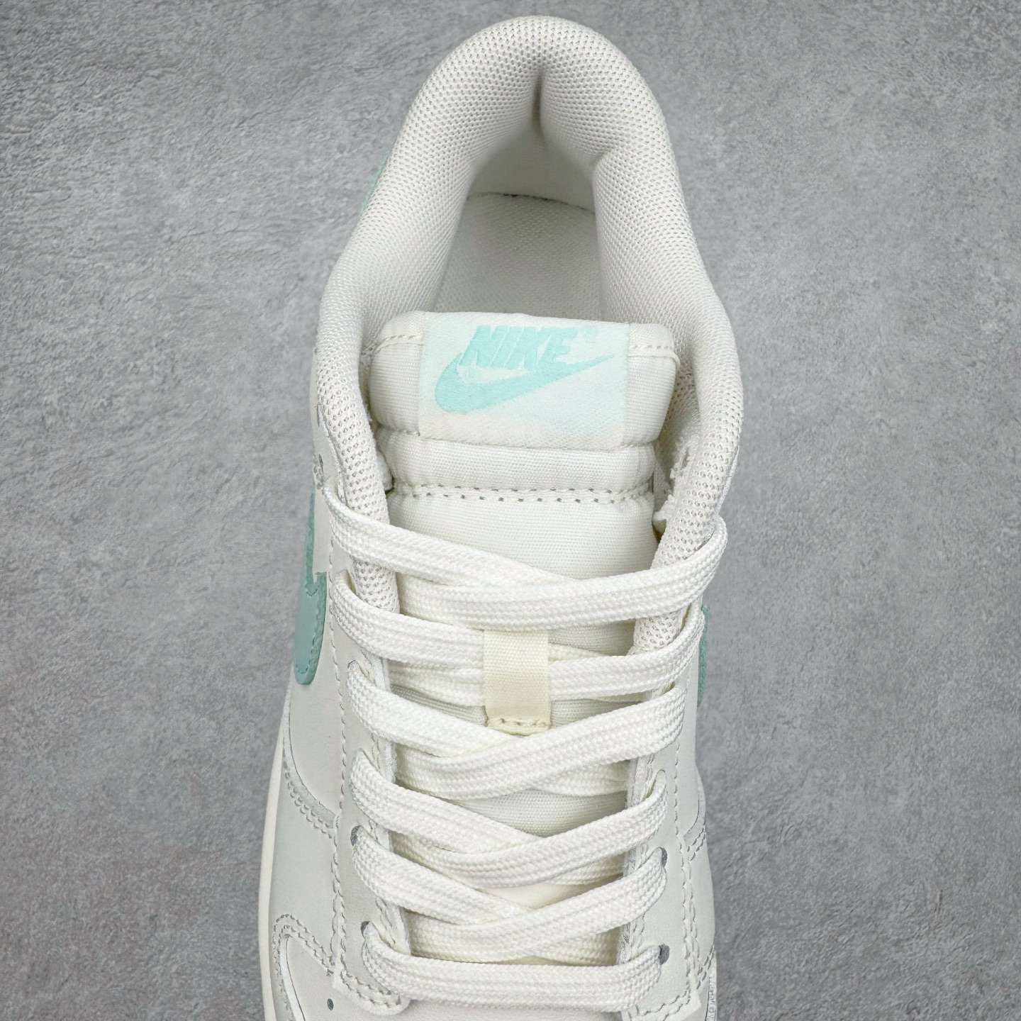图片[5]-＃YC纯原 NK Dunk Low 薄荷曼波 WC0212-017 当杏仁奶白拥抱一缕薄荷蓝的风，夏天便停驻在足尖。纯白鞋带系住一片澄澈，皮革载满晨光温度，Swoosh 如沁凉溪流滑过山涧，后跟与鞋缘一抹曼波绿，是森林馈赠的清凉吻痕。让薄荷色的涟漪从脚踝开始荡漾，踏一片云，步步入夏。定制系列天花板 无原鞋不开发 全系列得物原鞋一比一校对开发 配色持续更新中 终端对接 优势输出 全套原厂楦头原纸板数据档案倾力打造 原汁原味莞产 极致还原 圈内最强针车工艺 高端零售指定版 广东原厂配套原盒原标 鞋盒分三个尺码段 原厂冲刀 超高清洁度 全鞋零毛边皮料切割 采用原厂百宏鞋带以及原厂百宏织唛舌标 内标可供原厂几率过验 进口原装条纹中底布 四线拉帮白色点胶 原厂拉帮手法遵循公司 原厂电绣 极致还原 尺码：36 36.5 37.5 38 38.5 39 40 40.5 41 42 42.5 43 44 44.5 45 46-选品中心