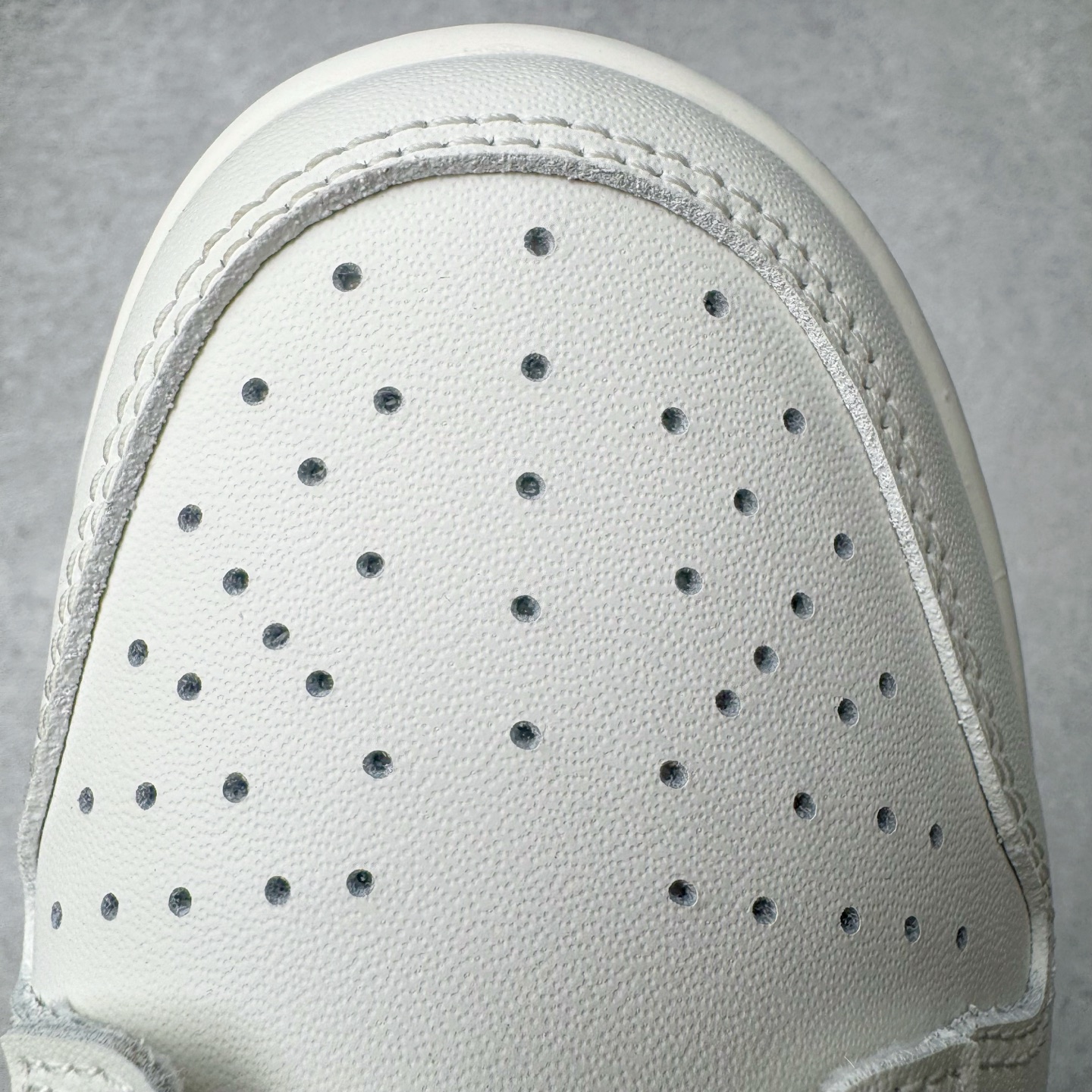 图片[15]-＃YC纯原 NK Dunk Low 薄荷曼波 WC0212-017 当杏仁奶白拥抱一缕薄荷蓝的风，夏天便停驻在足尖。纯白鞋带系住一片澄澈，皮革载满晨光温度，Swoosh 如沁凉溪流滑过山涧，后跟与鞋缘一抹曼波绿，是森林馈赠的清凉吻痕。让薄荷色的涟漪从脚踝开始荡漾，踏一片云，步步入夏。定制系列天花板 无原鞋不开发 全系列得物原鞋一比一校对开发 配色持续更新中 终端对接 优势输出 全套原厂楦头原纸板数据档案倾力打造 原汁原味莞产 极致还原 圈内最强针车工艺 高端零售指定版 广东原厂配套原盒原标 鞋盒分三个尺码段 原厂冲刀 超高清洁度 全鞋零毛边皮料切割 采用原厂百宏鞋带以及原厂百宏织唛舌标 内标可供原厂几率过验 进口原装条纹中底布 四线拉帮白色点胶 原厂拉帮手法遵循公司 原厂电绣 极致还原 尺码：36 36.5 37.5 38 38.5 39 40 40.5 41 42 42.5 43 44 44.5 45 46-选品中心