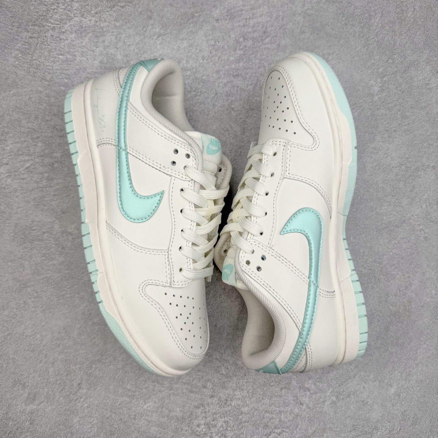 图片[3]-＃YC纯原 NK Dunk Low 薄荷曼波 WC0212-017 当杏仁奶白拥抱一缕薄荷蓝的风，夏天便停驻在足尖。纯白鞋带系住一片澄澈，皮革载满晨光温度，Swoosh 如沁凉溪流滑过山涧，后跟与鞋缘一抹曼波绿，是森林馈赠的清凉吻痕。让薄荷色的涟漪从脚踝开始荡漾，踏一片云，步步入夏。定制系列天花板 无原鞋不开发 全系列得物原鞋一比一校对开发 配色持续更新中 终端对接 优势输出 全套原厂楦头原纸板数据档案倾力打造 原汁原味莞产 极致还原 圈内最强针车工艺 高端零售指定版 广东原厂配套原盒原标 鞋盒分三个尺码段 原厂冲刀 超高清洁度 全鞋零毛边皮料切割 采用原厂百宏鞋带以及原厂百宏织唛舌标 内标可供原厂几率过验 进口原装条纹中底布 四线拉帮白色点胶 原厂拉帮手法遵循公司 原厂电绣 极致还原 尺码：36 36.5 37.5 38 38.5 39 40 40.5 41 42 42.5 43 44 44.5 45 46-选品中心