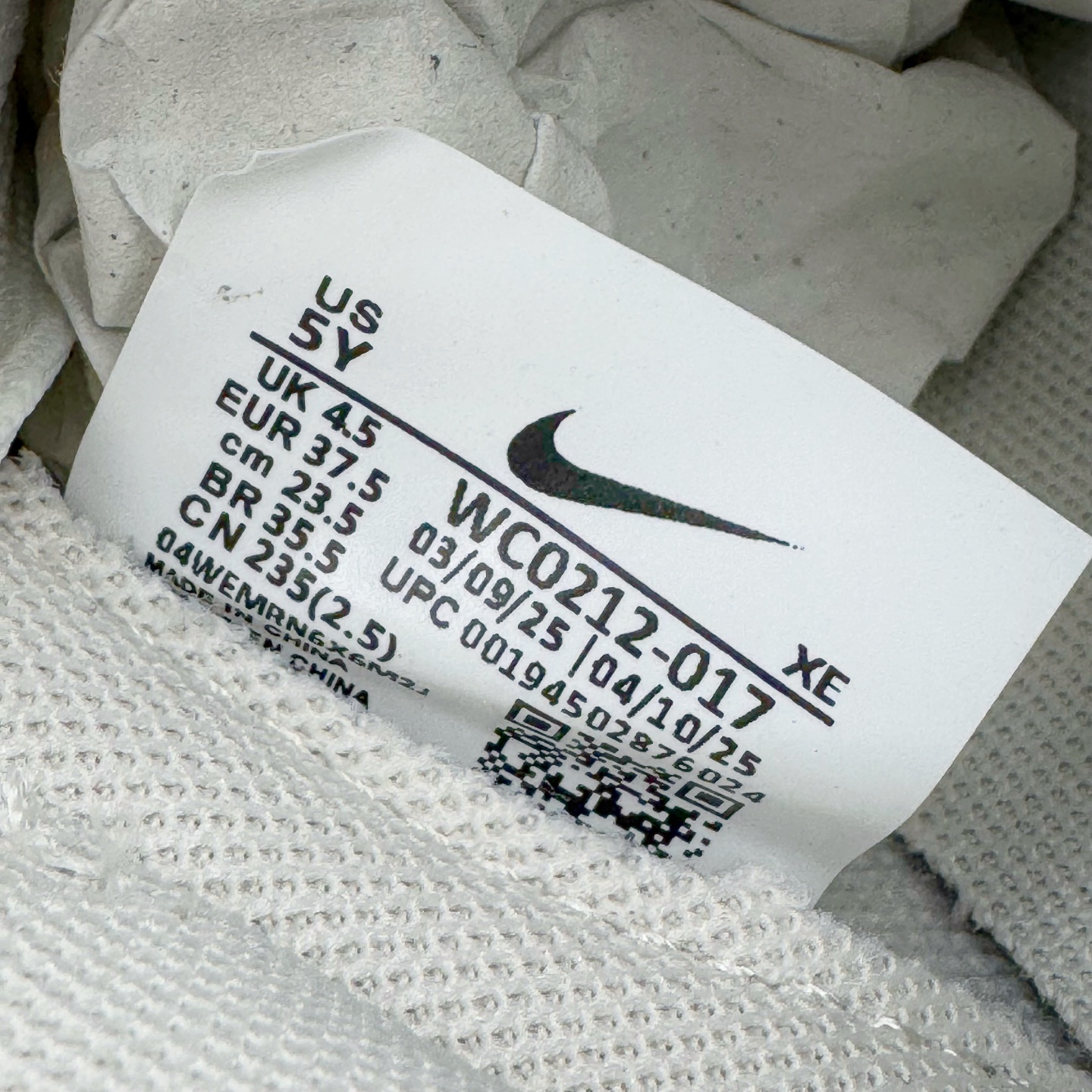 图片[12]-＃YC纯原 NK Dunk Low 薄荷曼波 WC0212-017 当杏仁奶白拥抱一缕薄荷蓝的风，夏天便停驻在足尖。纯白鞋带系住一片澄澈，皮革载满晨光温度，Swoosh 如沁凉溪流滑过山涧，后跟与鞋缘一抹曼波绿，是森林馈赠的清凉吻痕。让薄荷色的涟漪从脚踝开始荡漾，踏一片云，步步入夏。定制系列天花板 无原鞋不开发 全系列得物原鞋一比一校对开发 配色持续更新中 终端对接 优势输出 全套原厂楦头原纸板数据档案倾力打造 原汁原味莞产 极致还原 圈内最强针车工艺 高端零售指定版 广东原厂配套原盒原标 鞋盒分三个尺码段 原厂冲刀 超高清洁度 全鞋零毛边皮料切割 采用原厂百宏鞋带以及原厂百宏织唛舌标 内标可供原厂几率过验 进口原装条纹中底布 四线拉帮白色点胶 原厂拉帮手法遵循公司 原厂电绣 极致还原 尺码：36 36.5 37.5 38 38.5 39 40 40.5 41 42 42.5 43 44 44.5 45 46-选品中心