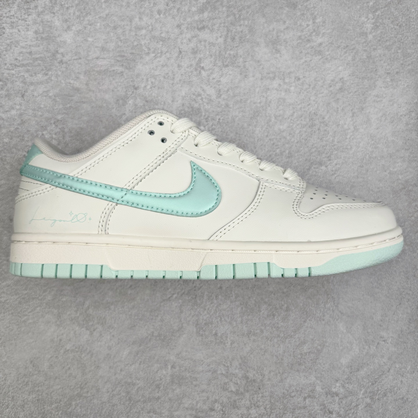 ＃YC纯原 NK Dunk Low 薄荷曼波 WC0212-017 当杏仁奶白拥抱一缕薄荷蓝的风，夏天便停驻在足尖。纯白鞋带系住一片澄澈，皮革载满晨光温度，Swoosh 如沁凉溪流滑过山涧，后跟与鞋缘一抹曼波绿，是森林馈赠的清凉吻痕。让薄荷色的涟漪从脚踝开始荡漾，踏一片云，步步入夏。定制系列天花板 无原鞋不开发 全系列得物原鞋一比一校对开发 配色持续更新中 终端对接 优势输出 全套原厂楦头原纸板数据档案倾力打造 原汁原味莞产 极致还原 圈内最强针车工艺 高端零售指定版 广东原厂配套原盒原标 鞋盒分三个尺码段 原厂冲刀 超高清洁度 全鞋零毛边皮料切割 采用原厂百宏鞋带以及原厂百宏织唛舌标 内标可供原厂几率过验 进口原装条纹中底布 四线拉帮白色点胶 原厂拉帮手法遵循公司 原厂电绣 极致还原 尺码：36 36.5 37.5 38 38.5 39 40 40.5 41 42 42.5 43 44 44.5 45 46-选品中心