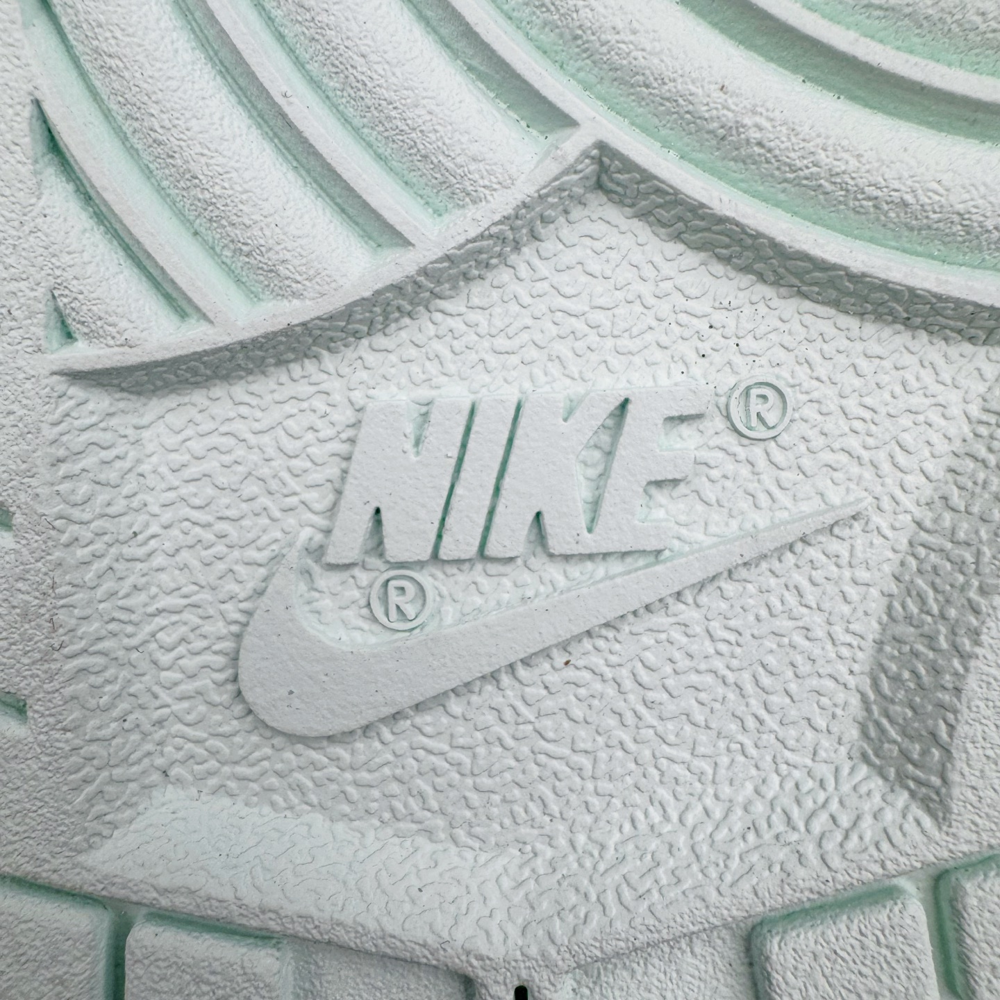 图片[21]-＃YC纯原 NK Dunk Low 薄荷曼波 WC0212-017 当杏仁奶白拥抱一缕薄荷蓝的风，夏天便停驻在足尖。纯白鞋带系住一片澄澈，皮革载满晨光温度，Swoosh 如沁凉溪流滑过山涧，后跟与鞋缘一抹曼波绿，是森林馈赠的清凉吻痕。让薄荷色的涟漪从脚踝开始荡漾，踏一片云，步步入夏。定制系列天花板 无原鞋不开发 全系列得物原鞋一比一校对开发 配色持续更新中 终端对接 优势输出 全套原厂楦头原纸板数据档案倾力打造 原汁原味莞产 极致还原 圈内最强针车工艺 高端零售指定版 广东原厂配套原盒原标 鞋盒分三个尺码段 原厂冲刀 超高清洁度 全鞋零毛边皮料切割 采用原厂百宏鞋带以及原厂百宏织唛舌标 内标可供原厂几率过验 进口原装条纹中底布 四线拉帮白色点胶 原厂拉帮手法遵循公司 原厂电绣 极致还原 尺码：36 36.5 37.5 38 38.5 39 40 40.5 41 42 42.5 43 44 44.5 45 46-选品中心