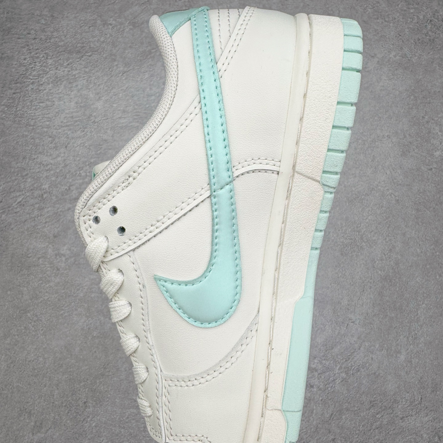 图片[7]-＃YC纯原 NK Dunk Low 薄荷曼波 WC0212-017 当杏仁奶白拥抱一缕薄荷蓝的风，夏天便停驻在足尖。纯白鞋带系住一片澄澈，皮革载满晨光温度，Swoosh 如沁凉溪流滑过山涧，后跟与鞋缘一抹曼波绿，是森林馈赠的清凉吻痕。让薄荷色的涟漪从脚踝开始荡漾，踏一片云，步步入夏。定制系列天花板 无原鞋不开发 全系列得物原鞋一比一校对开发 配色持续更新中 终端对接 优势输出 全套原厂楦头原纸板数据档案倾力打造 原汁原味莞产 极致还原 圈内最强针车工艺 高端零售指定版 广东原厂配套原盒原标 鞋盒分三个尺码段 原厂冲刀 超高清洁度 全鞋零毛边皮料切割 采用原厂百宏鞋带以及原厂百宏织唛舌标 内标可供原厂几率过验 进口原装条纹中底布 四线拉帮白色点胶 原厂拉帮手法遵循公司 原厂电绣 极致还原 尺码：36 36.5 37.5 38 38.5 39 40 40.5 41 42 42.5 43 44 44.5 45 46-选品中心