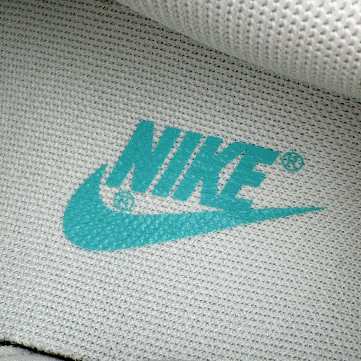 图片[13]-＃YC纯原 NK Dunk Low 薄荷曼波 WC0212-017 当杏仁奶白拥抱一缕薄荷蓝的风，夏天便停驻在足尖。纯白鞋带系住一片澄澈，皮革载满晨光温度，Swoosh 如沁凉溪流滑过山涧，后跟与鞋缘一抹曼波绿，是森林馈赠的清凉吻痕。让薄荷色的涟漪从脚踝开始荡漾，踏一片云，步步入夏。定制系列天花板 无原鞋不开发 全系列得物原鞋一比一校对开发 配色持续更新中 终端对接 优势输出 全套原厂楦头原纸板数据档案倾力打造 原汁原味莞产 极致还原 圈内最强针车工艺 高端零售指定版 广东原厂配套原盒原标 鞋盒分三个尺码段 原厂冲刀 超高清洁度 全鞋零毛边皮料切割 采用原厂百宏鞋带以及原厂百宏织唛舌标 内标可供原厂几率过验 进口原装条纹中底布 四线拉帮白色点胶 原厂拉帮手法遵循公司 原厂电绣 极致还原 尺码：36 36.5 37.5 38 38.5 39 40 40.5 41 42 42.5 43 44 44.5 45 46-选品中心