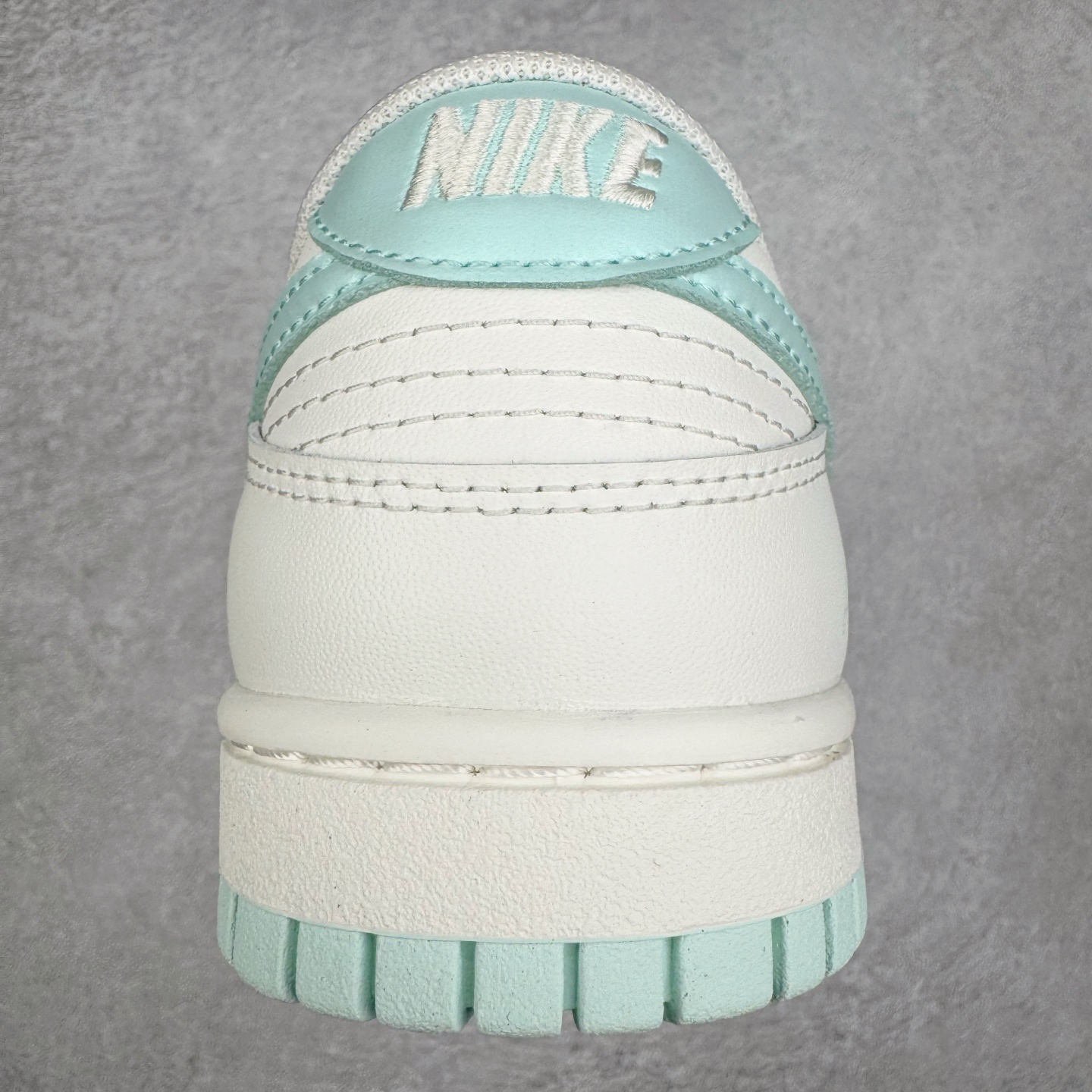 图片[8]-＃YC纯原 NK Dunk Low 薄荷曼波 WC0212-017 当杏仁奶白拥抱一缕薄荷蓝的风，夏天便停驻在足尖。纯白鞋带系住一片澄澈，皮革载满晨光温度，Swoosh 如沁凉溪流滑过山涧，后跟与鞋缘一抹曼波绿，是森林馈赠的清凉吻痕。让薄荷色的涟漪从脚踝开始荡漾，踏一片云，步步入夏。定制系列天花板 无原鞋不开发 全系列得物原鞋一比一校对开发 配色持续更新中 终端对接 优势输出 全套原厂楦头原纸板数据档案倾力打造 原汁原味莞产 极致还原 圈内最强针车工艺 高端零售指定版 广东原厂配套原盒原标 鞋盒分三个尺码段 原厂冲刀 超高清洁度 全鞋零毛边皮料切割 采用原厂百宏鞋带以及原厂百宏织唛舌标 内标可供原厂几率过验 进口原装条纹中底布 四线拉帮白色点胶 原厂拉帮手法遵循公司 原厂电绣 极致还原 尺码：36 36.5 37.5 38 38.5 39 40 40.5 41 42 42.5 43 44 44.5 45 46-选品中心