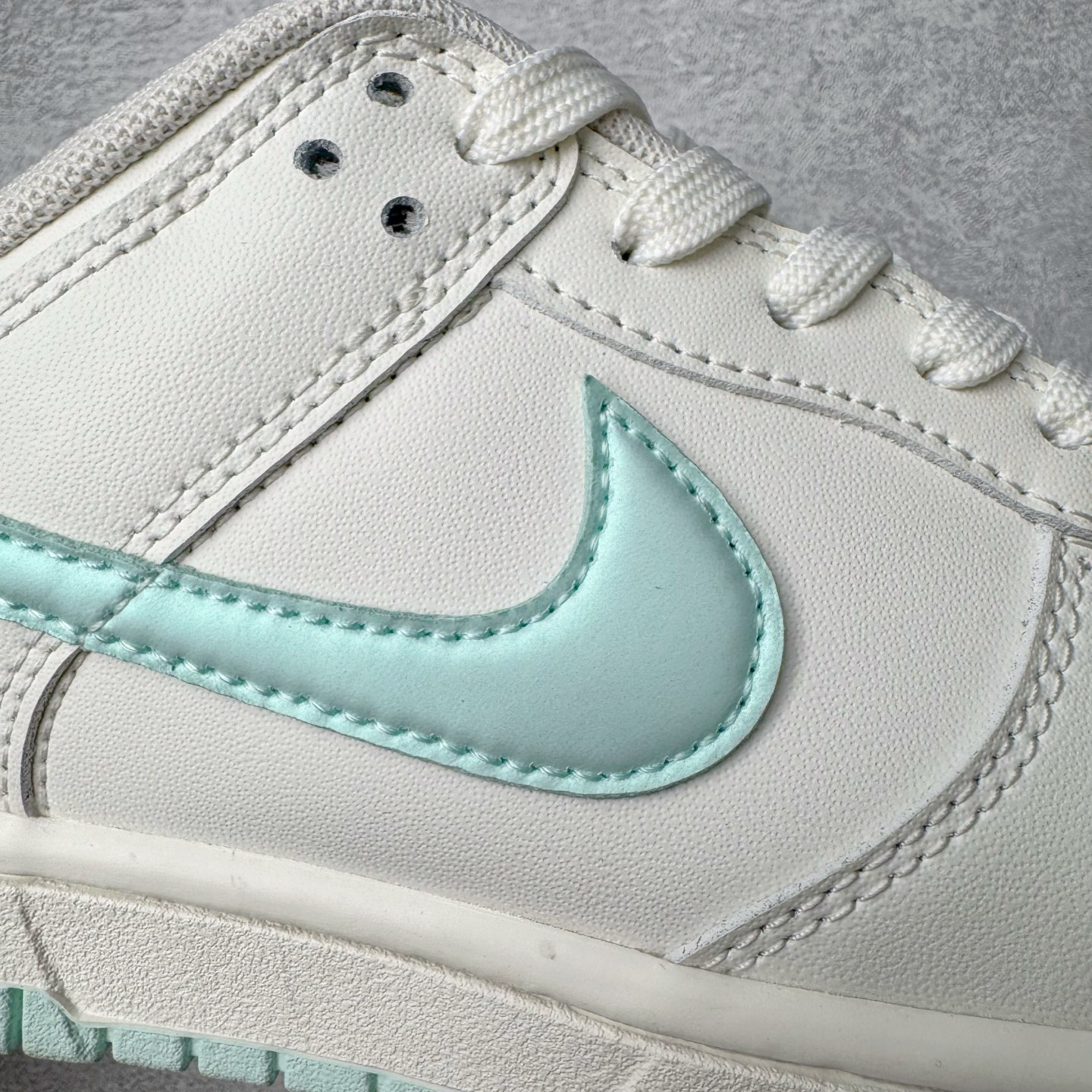 图片[19]-＃YC纯原 NK Dunk Low 薄荷曼波 WC0212-017 当杏仁奶白拥抱一缕薄荷蓝的风，夏天便停驻在足尖。纯白鞋带系住一片澄澈，皮革载满晨光温度，Swoosh 如沁凉溪流滑过山涧，后跟与鞋缘一抹曼波绿，是森林馈赠的清凉吻痕。让薄荷色的涟漪从脚踝开始荡漾，踏一片云，步步入夏。定制系列天花板 无原鞋不开发 全系列得物原鞋一比一校对开发 配色持续更新中 终端对接 优势输出 全套原厂楦头原纸板数据档案倾力打造 原汁原味莞产 极致还原 圈内最强针车工艺 高端零售指定版 广东原厂配套原盒原标 鞋盒分三个尺码段 原厂冲刀 超高清洁度 全鞋零毛边皮料切割 采用原厂百宏鞋带以及原厂百宏织唛舌标 内标可供原厂几率过验 进口原装条纹中底布 四线拉帮白色点胶 原厂拉帮手法遵循公司 原厂电绣 极致还原 尺码：36 36.5 37.5 38 38.5 39 40 40.5 41 42 42.5 43 44 44.5 45 46-选品中心