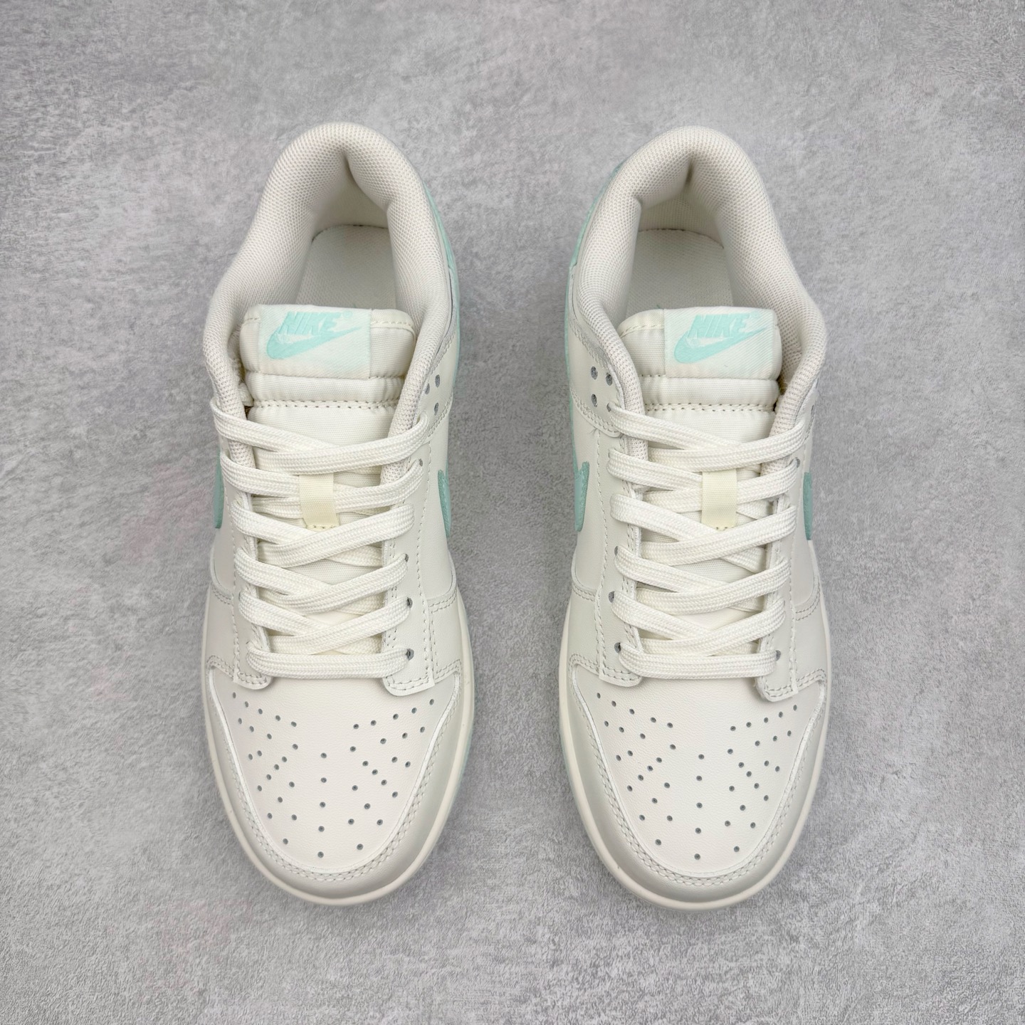 图片[2]-＃YC纯原 NK Dunk Low 薄荷曼波 WC0212-017 当杏仁奶白拥抱一缕薄荷蓝的风，夏天便停驻在足尖。纯白鞋带系住一片澄澈，皮革载满晨光温度，Swoosh 如沁凉溪流滑过山涧，后跟与鞋缘一抹曼波绿，是森林馈赠的清凉吻痕。让薄荷色的涟漪从脚踝开始荡漾，踏一片云，步步入夏。定制系列天花板 无原鞋不开发 全系列得物原鞋一比一校对开发 配色持续更新中 终端对接 优势输出 全套原厂楦头原纸板数据档案倾力打造 原汁原味莞产 极致还原 圈内最强针车工艺 高端零售指定版 广东原厂配套原盒原标 鞋盒分三个尺码段 原厂冲刀 超高清洁度 全鞋零毛边皮料切割 采用原厂百宏鞋带以及原厂百宏织唛舌标 内标可供原厂几率过验 进口原装条纹中底布 四线拉帮白色点胶 原厂拉帮手法遵循公司 原厂电绣 极致还原 尺码：36 36.5 37.5 38 38.5 39 40 40.5 41 42 42.5 43 44 44.5 45 46-选品中心