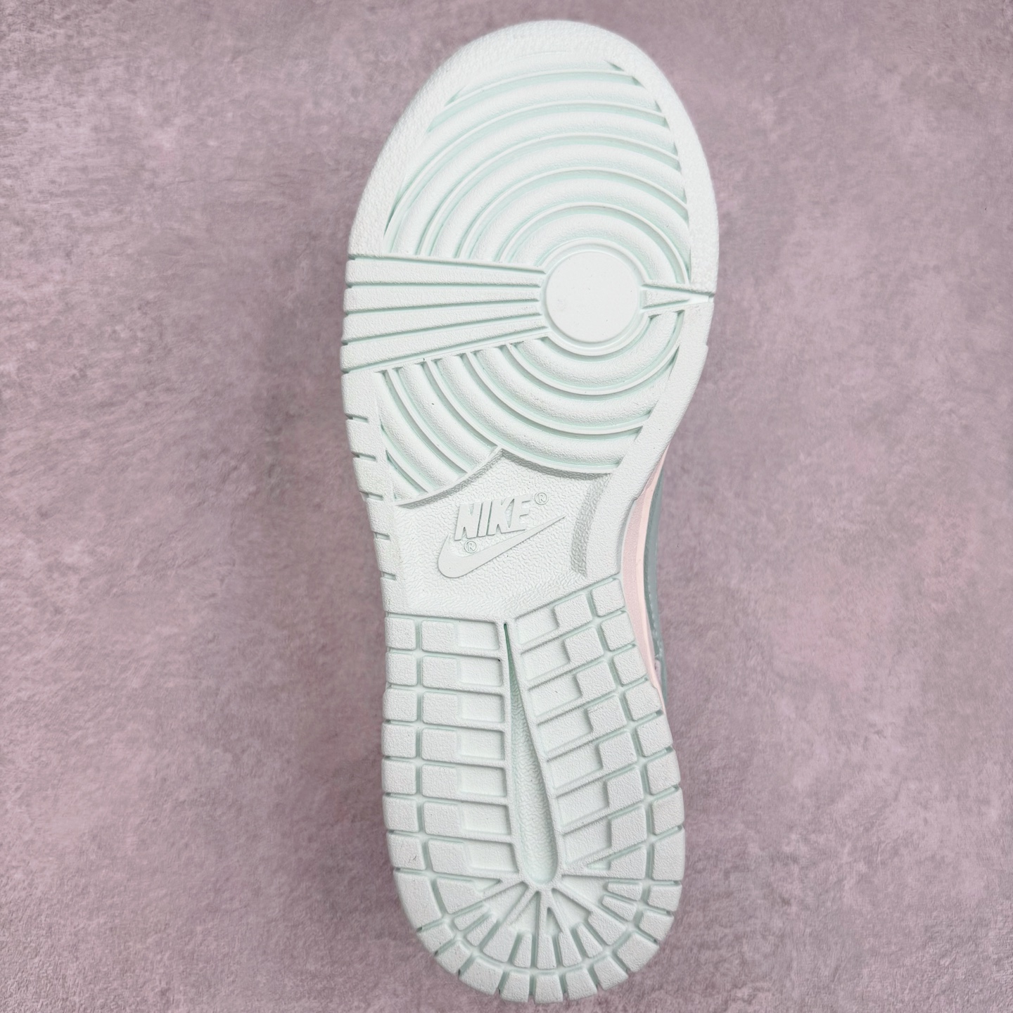图片[9]-＃YC纯原 NK Dunk Low 薄荷曼波 WC0212-017 当杏仁奶白拥抱一缕薄荷蓝的风，夏天便停驻在足尖。纯白鞋带系住一片澄澈，皮革载满晨光温度，Swoosh 如沁凉溪流滑过山涧，后跟与鞋缘一抹曼波绿，是森林馈赠的清凉吻痕。让薄荷色的涟漪从脚踝开始荡漾，踏一片云，步步入夏。定制系列天花板 无原鞋不开发 全系列得物原鞋一比一校对开发 配色持续更新中 终端对接 优势输出 全套原厂楦头原纸板数据档案倾力打造 原汁原味莞产 极致还原 圈内最强针车工艺 高端零售指定版 广东原厂配套原盒原标 鞋盒分三个尺码段 原厂冲刀 超高清洁度 全鞋零毛边皮料切割 采用原厂百宏鞋带以及原厂百宏织唛舌标 内标可供原厂几率过验 进口原装条纹中底布 四线拉帮白色点胶 原厂拉帮手法遵循公司 原厂电绣 极致还原 尺码：36 36.5 37.5 38 38.5 39 40 40.5 41 42 42.5 43 44 44.5 45 46-选品中心