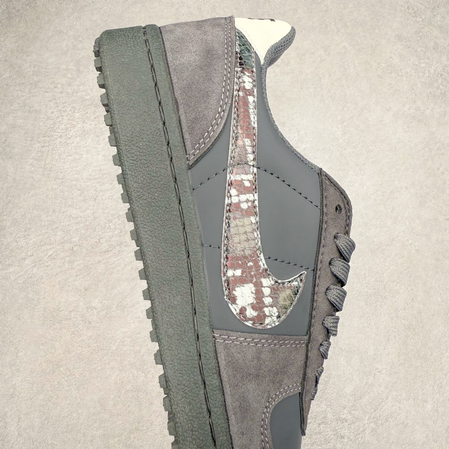 图片[6]-NK Field General 82 美式复古球鞋板鞋 随着复古球鞋文化的复兴 NK将这款曾于 80 年代问世的球鞋重新带回 引起大家的关注 在鞋面设计中融入粒面皮革和织物材质打造 之后再辅以标志性的华夫格纹路橡胶鞋底搭配 经典复刻配色见证 20 世纪 80 年代传奇球星征战赛场的精彩瞬间 尺码：36 36.5 37.5 38 38.5 39 40 40.5 41 42 42.5 43 44 44.5 45-选品中心