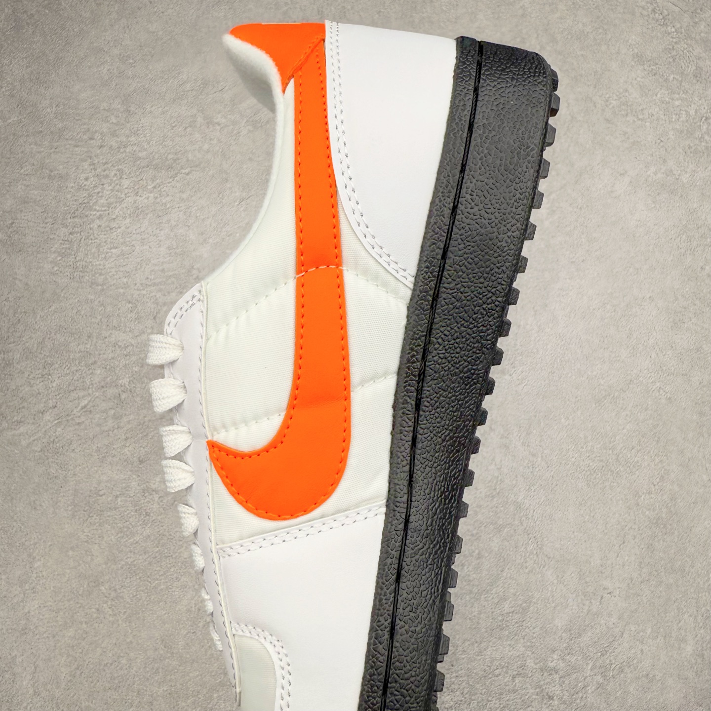 图片[7]-NK Field General 82 美式复古球鞋板鞋 随着复古球鞋文化的复兴 NK将这款曾于 80 年代问世的球鞋重新带回 引起大家的关注 在鞋面设计中融入粒面皮革和织物材质打造 之后再辅以标志性的华夫格纹路橡胶鞋底搭配 经典复刻配色见证 20 世纪 80 年代传奇球星征战赛场的精彩瞬间 尺码：36 36.5 37.5 38 38.5 39 40 40.5 41 42 42.5 43 44 44.5 45-选品中心