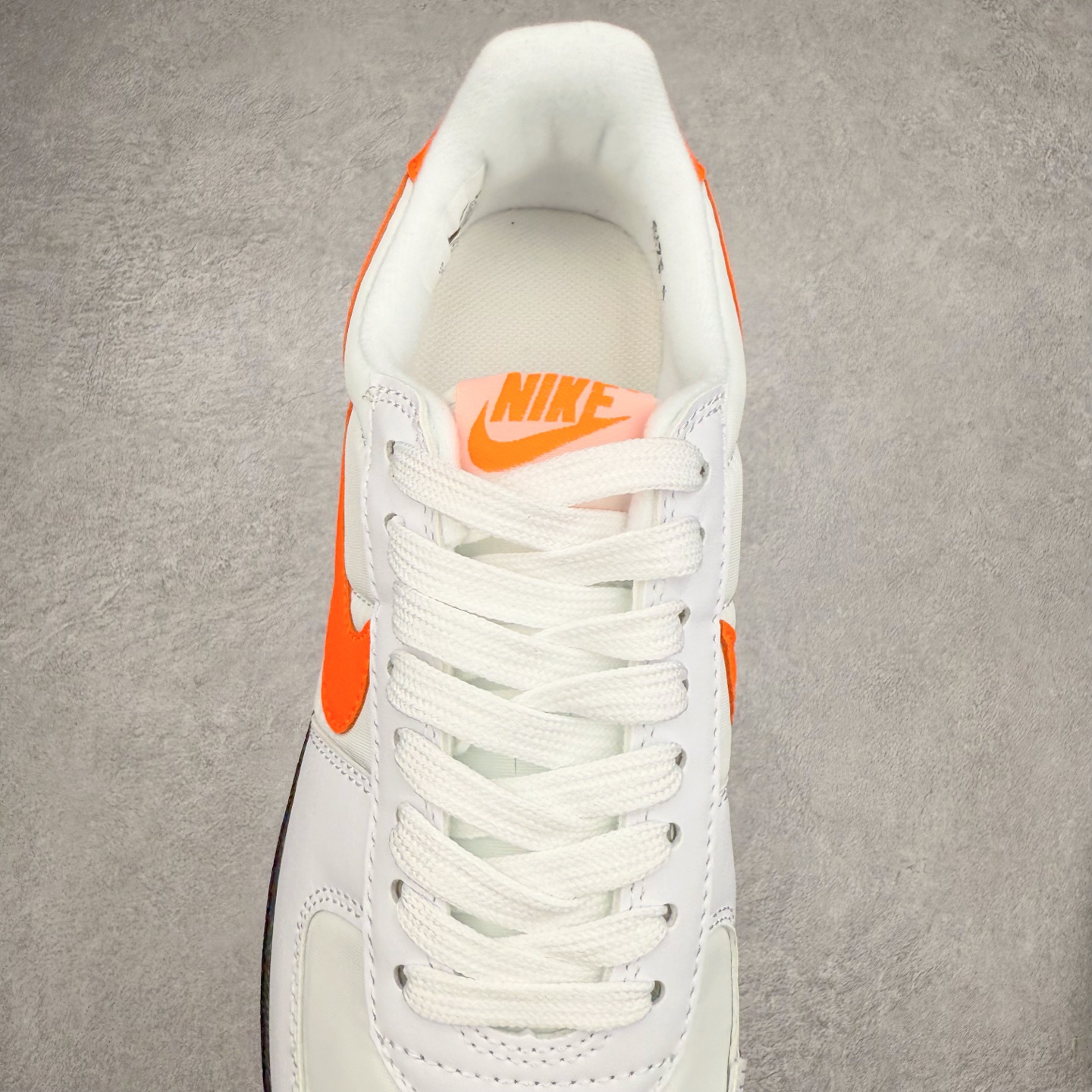 图片[5]-NK Field General 82 美式复古球鞋板鞋 随着复古球鞋文化的复兴 NK将这款曾于 80 年代问世的球鞋重新带回 引起大家的关注 在鞋面设计中融入粒面皮革和织物材质打造 之后再辅以标志性的华夫格纹路橡胶鞋底搭配 经典复刻配色见证 20 世纪 80 年代传奇球星征战赛场的精彩瞬间 尺码：36 36.5 37.5 38 38.5 39 40 40.5 41 42 42.5 43 44 44.5 45-选品中心