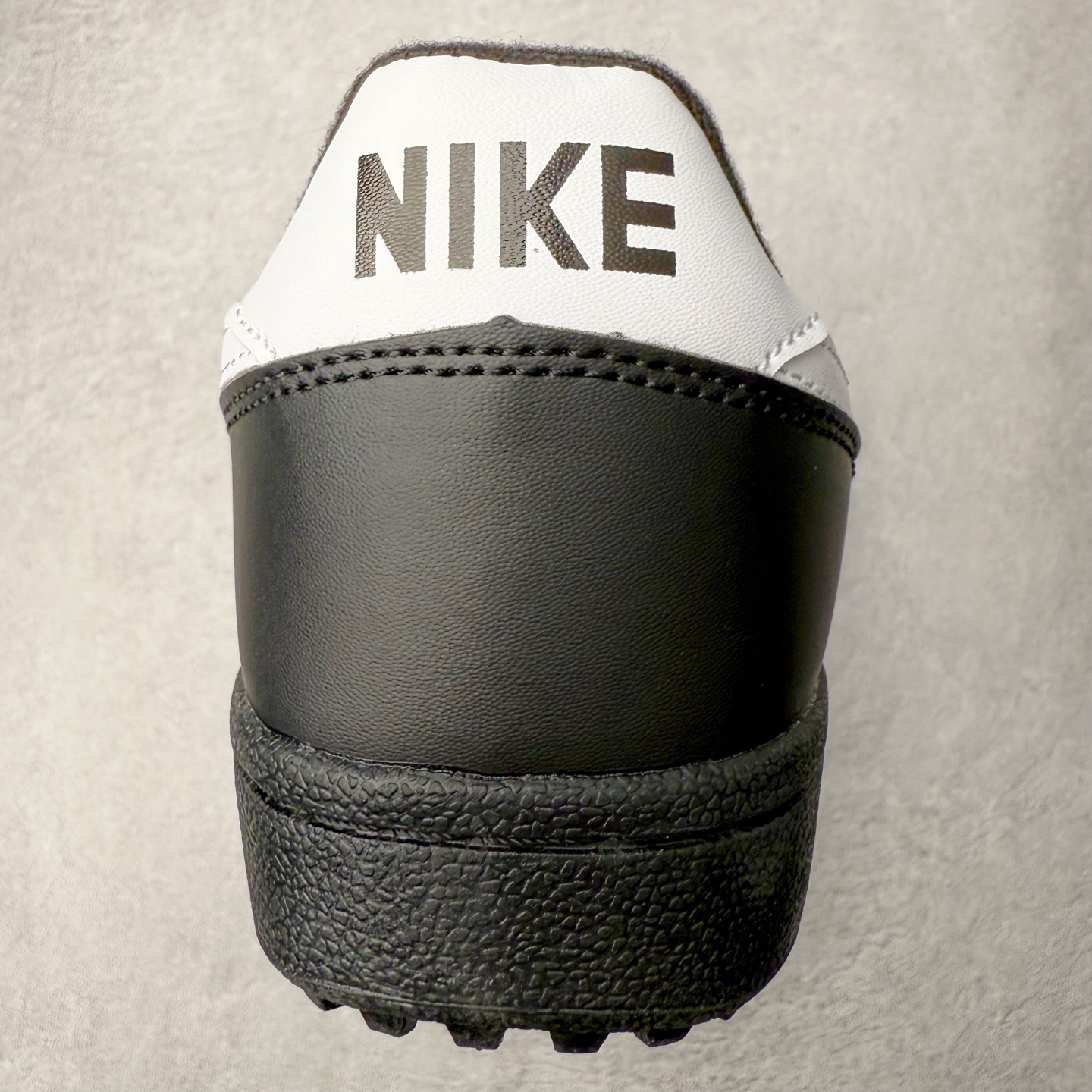 图片[8]-NK Field General 82 美式复古球鞋板鞋 随着复古球鞋文化的复兴 NK将这款曾于 80 年代问世的球鞋重新带回 引起大家的关注 在鞋面设计中融入粒面皮革和织物材质打造 之后再辅以标志性的华夫格纹路橡胶鞋底搭配 经典复刻配色见证 20 世纪 80 年代传奇球星征战赛场的精彩瞬间 尺码：36 36.5 37.5 38 38.5 39 40 40.5 41 42 42.5 43 44 44.5 45-选品中心