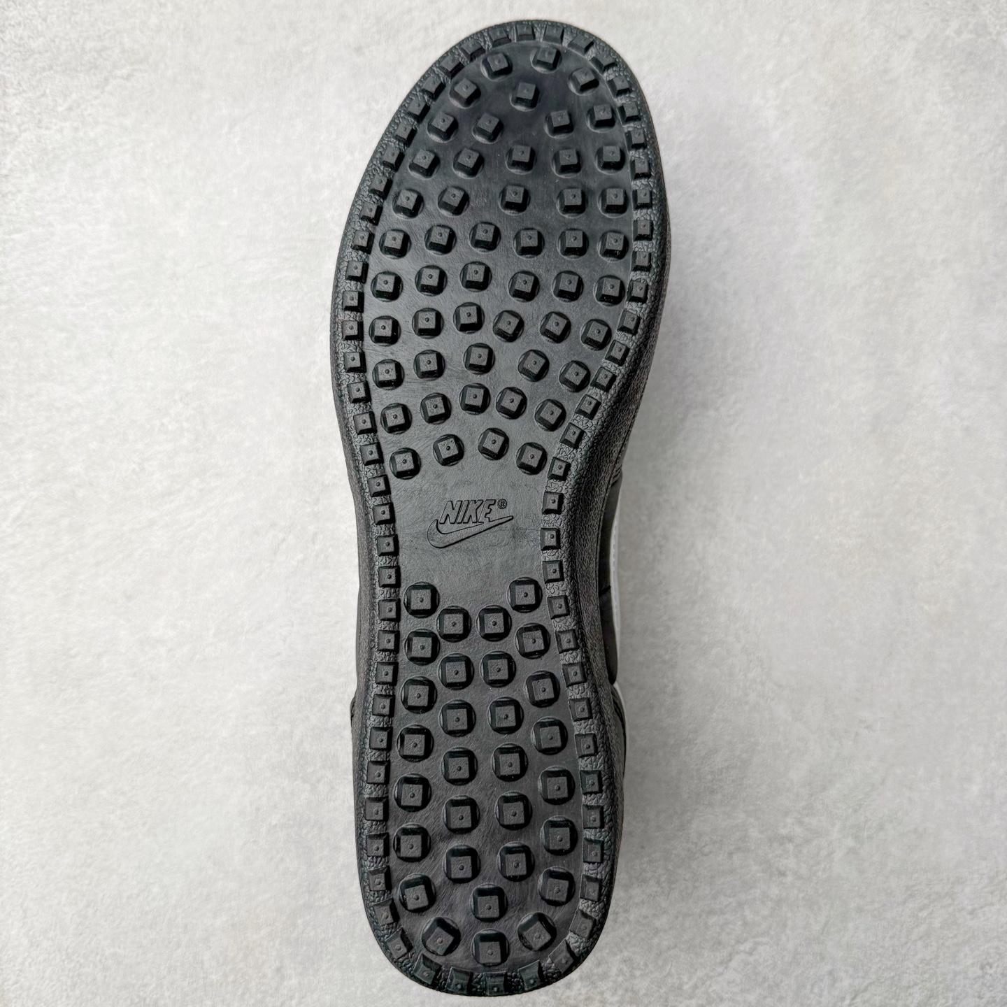 图片[9]-NK Field General 82 美式复古球鞋板鞋 随着复古球鞋文化的复兴 NK将这款曾于 80 年代问世的球鞋重新带回 引起大家的关注 在鞋面设计中融入粒面皮革和织物材质打造 之后再辅以标志性的华夫格纹路橡胶鞋底搭配 经典复刻配色见证 20 世纪 80 年代传奇球星征战赛场的精彩瞬间 尺码：36 36.5 37.5 38 38.5 39 40 40.5 41 42 42.5 43 44 44.5 45-选品中心