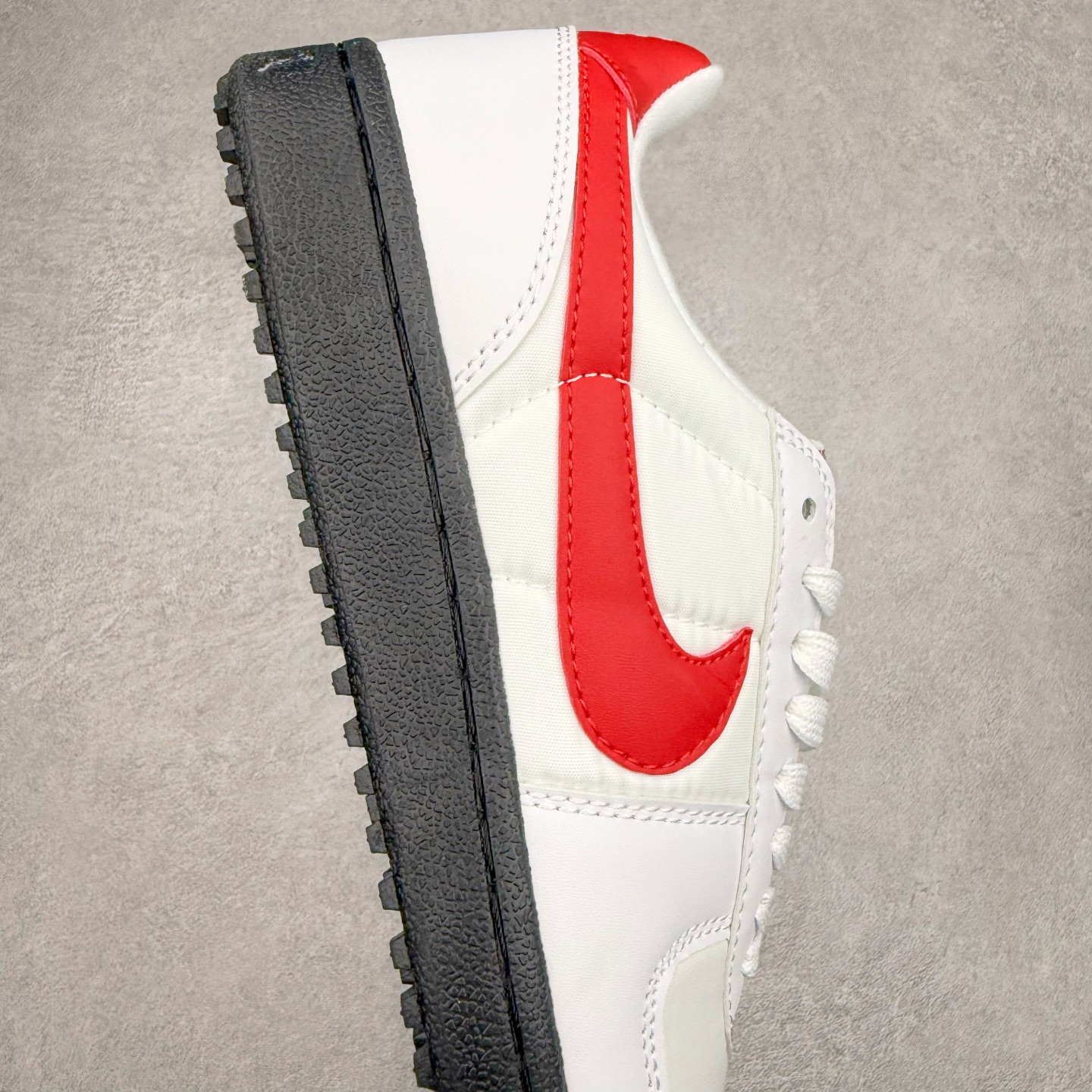 图片[6]-NK Field General 82 美式复古球鞋板鞋 随着复古球鞋文化的复兴 NK将这款曾于 80 年代问世的球鞋重新带回 引起大家的关注 在鞋面设计中融入粒面皮革和织物材质打造 之后再辅以标志性的华夫格纹路橡胶鞋底搭配 经典复刻配色见证 20 世纪 80 年代传奇球星征战赛场的精彩瞬间 尺码：36 36.5 37.5 38 38.5 39 40 40.5 41 42 42.5 43 44 44.5 45-选品中心