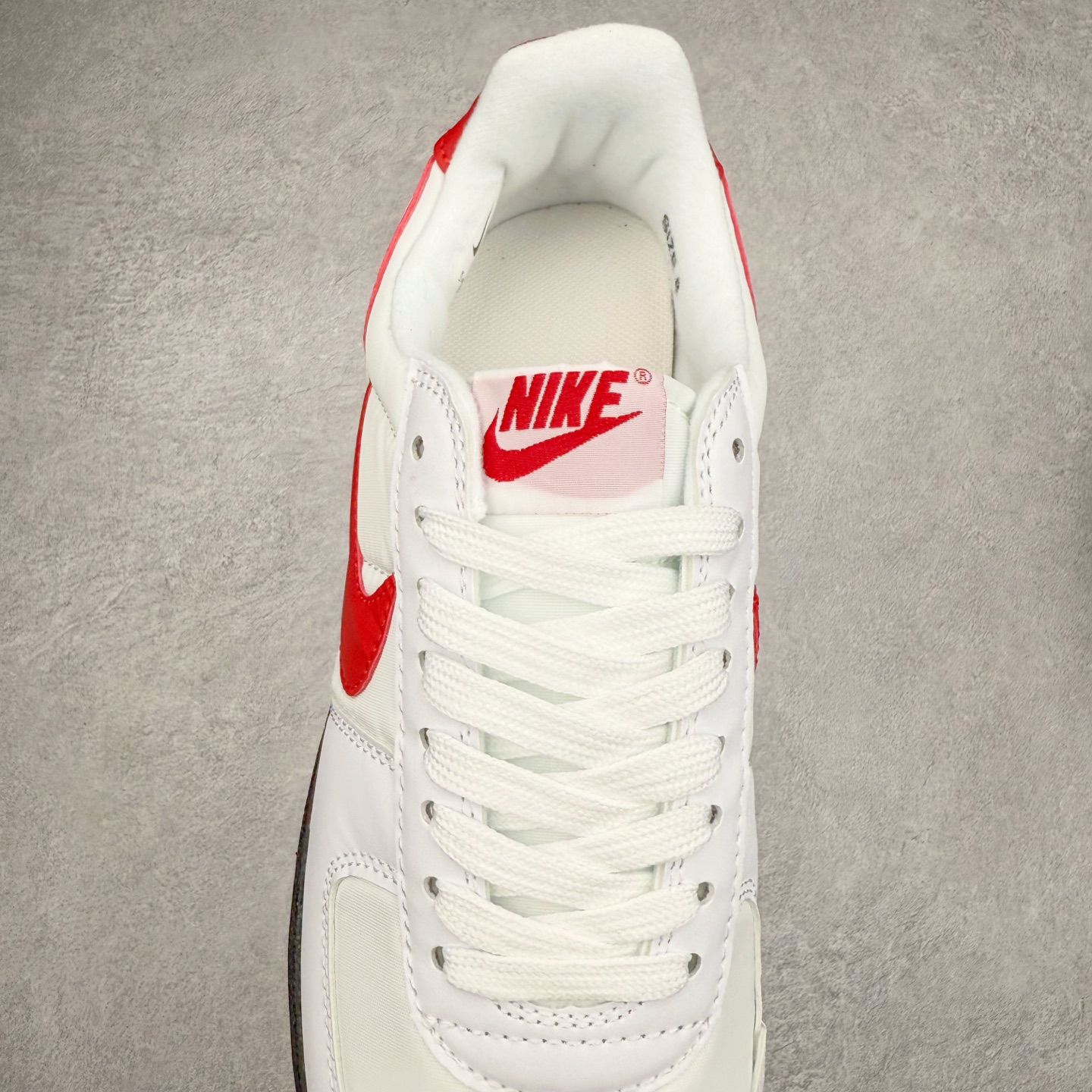 图片[5]-NK Field General 82 美式复古球鞋板鞋 随着复古球鞋文化的复兴 NK将这款曾于 80 年代问世的球鞋重新带回 引起大家的关注 在鞋面设计中融入粒面皮革和织物材质打造 之后再辅以标志性的华夫格纹路橡胶鞋底搭配 经典复刻配色见证 20 世纪 80 年代传奇球星征战赛场的精彩瞬间 尺码：36 36.5 37.5 38 38.5 39 40 40.5 41 42 42.5 43 44 44.5 45-选品中心