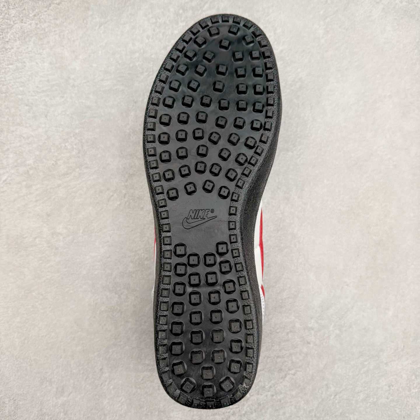 图片[9]-NK Field General 82 美式复古球鞋板鞋 随着复古球鞋文化的复兴 NK将这款曾于 80 年代问世的球鞋重新带回 引起大家的关注 在鞋面设计中融入粒面皮革和织物材质打造 之后再辅以标志性的华夫格纹路橡胶鞋底搭配 经典复刻配色见证 20 世纪 80 年代传奇球星征战赛场的精彩瞬间 尺码：36 36.5 37.5 38 38.5 39 40 40.5 41 42 42.5 43 44 44.5 45-选品中心