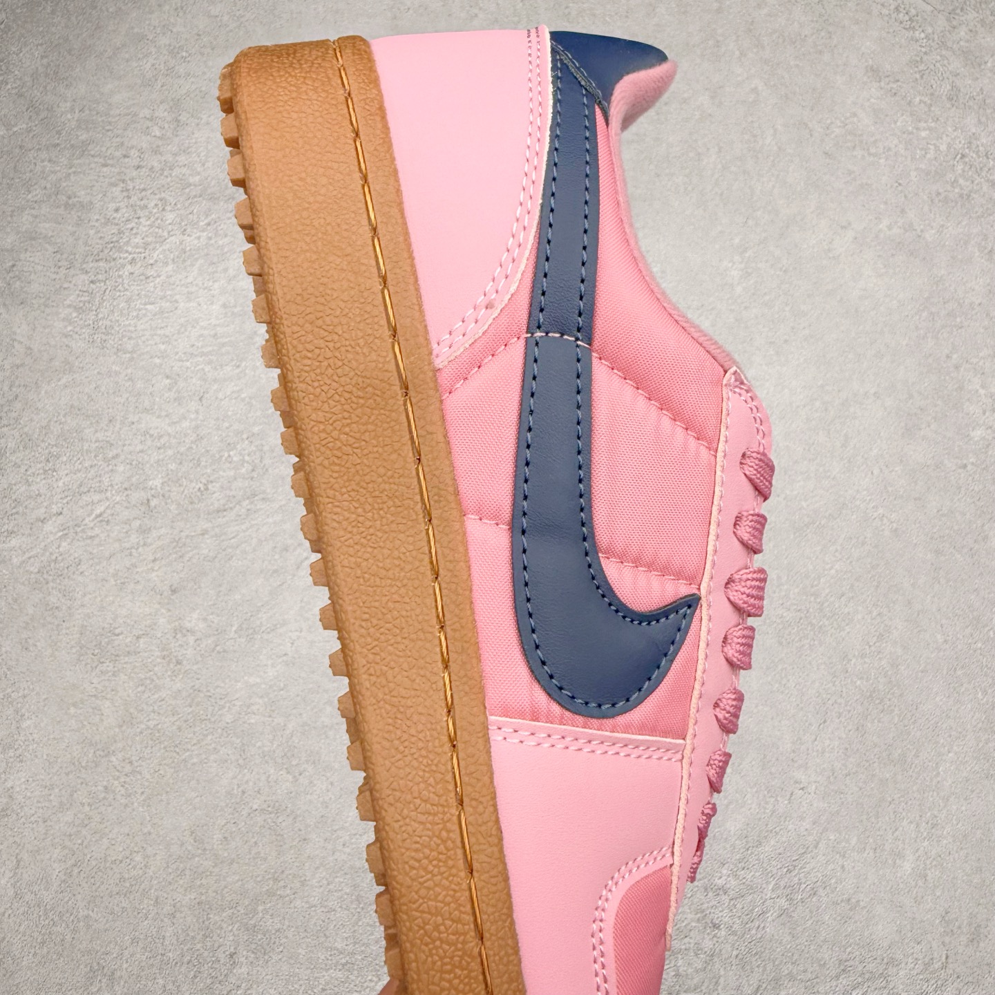 图片[6]-NK Field General 82 美式复古球鞋板鞋 随着复古球鞋文化的复兴 NK将这款曾于 80 年代问世的球鞋重新带回 引起大家的关注 在鞋面设计中融入粒面皮革和织物材质打造 之后再辅以标志性的华夫格纹路橡胶鞋底搭配 经典复刻配色见证 20 世纪 80 年代传奇球星征战赛场的精彩瞬间 尺码：36 36.5 37.5 38 38.5 39 40 40.5 41 42 42.5 43 44 44.5 45-选品中心