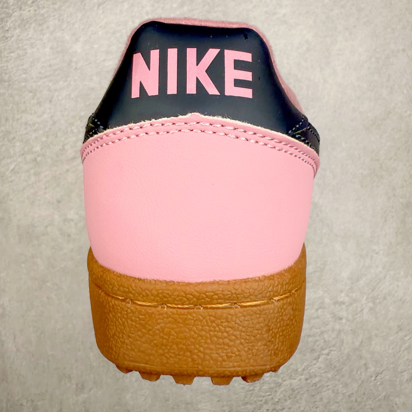 图片[8]-NK Field General 82 美式复古球鞋板鞋 随着复古球鞋文化的复兴 NK将这款曾于 80 年代问世的球鞋重新带回 引起大家的关注 在鞋面设计中融入粒面皮革和织物材质打造 之后再辅以标志性的华夫格纹路橡胶鞋底搭配 经典复刻配色见证 20 世纪 80 年代传奇球星征战赛场的精彩瞬间 尺码：36 36.5 37.5 38 38.5 39 40 40.5 41 42 42.5 43 44 44.5 45-选品中心