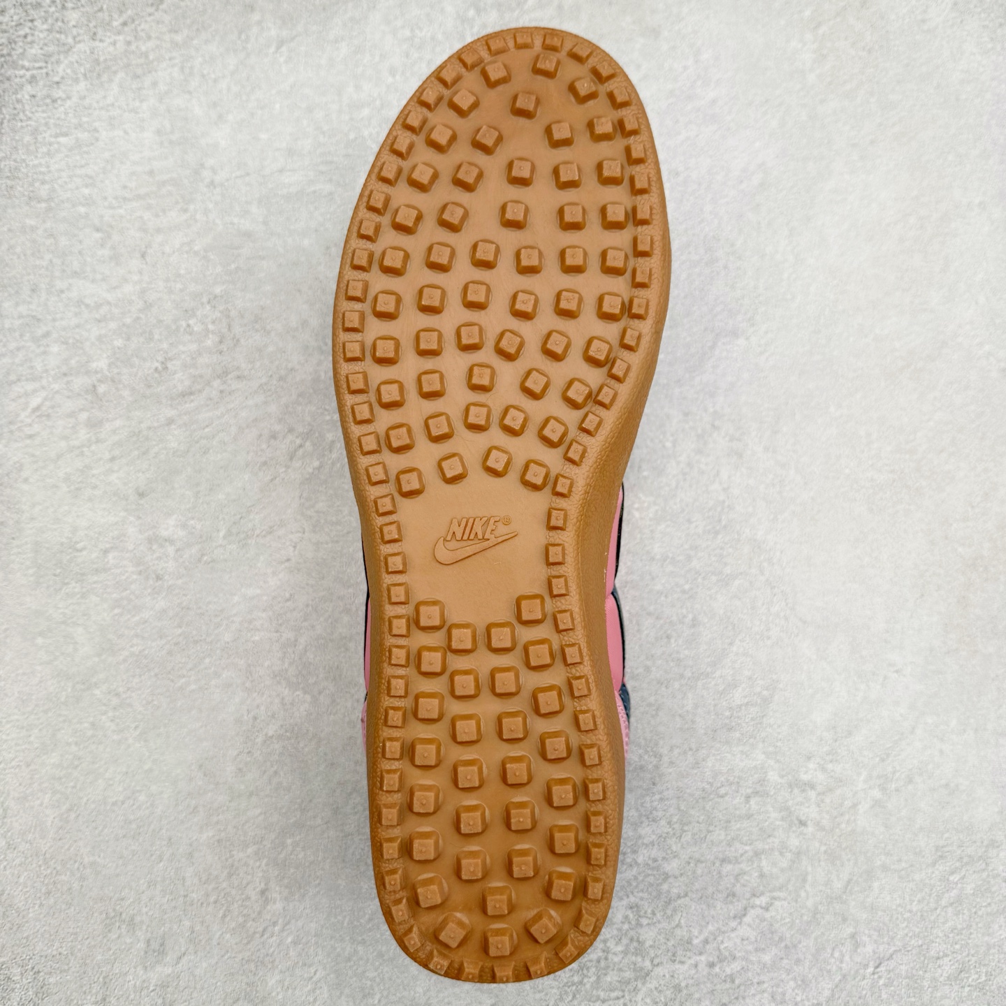 图片[9]-NK Field General 82 美式复古球鞋板鞋 随着复古球鞋文化的复兴 NK将这款曾于 80 年代问世的球鞋重新带回 引起大家的关注 在鞋面设计中融入粒面皮革和织物材质打造 之后再辅以标志性的华夫格纹路橡胶鞋底搭配 经典复刻配色见证 20 世纪 80 年代传奇球星征战赛场的精彩瞬间 尺码：36 36.5 37.5 38 38.5 39 40 40.5 41 42 42.5 43 44 44.5 45-选品中心