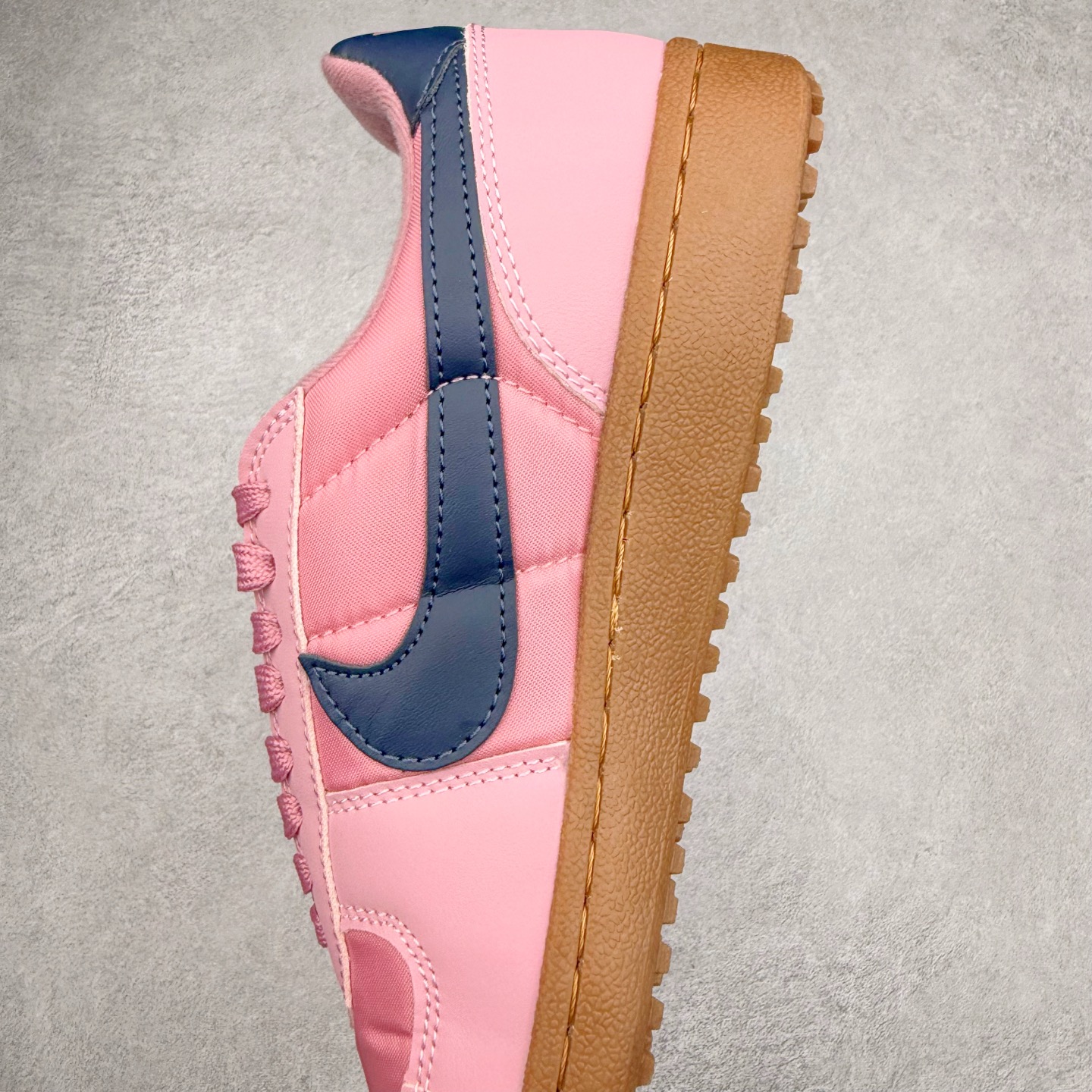 图片[7]-NK Field General 82 美式复古球鞋板鞋 随着复古球鞋文化的复兴 NK将这款曾于 80 年代问世的球鞋重新带回 引起大家的关注 在鞋面设计中融入粒面皮革和织物材质打造 之后再辅以标志性的华夫格纹路橡胶鞋底搭配 经典复刻配色见证 20 世纪 80 年代传奇球星征战赛场的精彩瞬间 尺码：36 36.5 37.5 38 38.5 39 40 40.5 41 42 42.5 43 44 44.5 45-选品中心