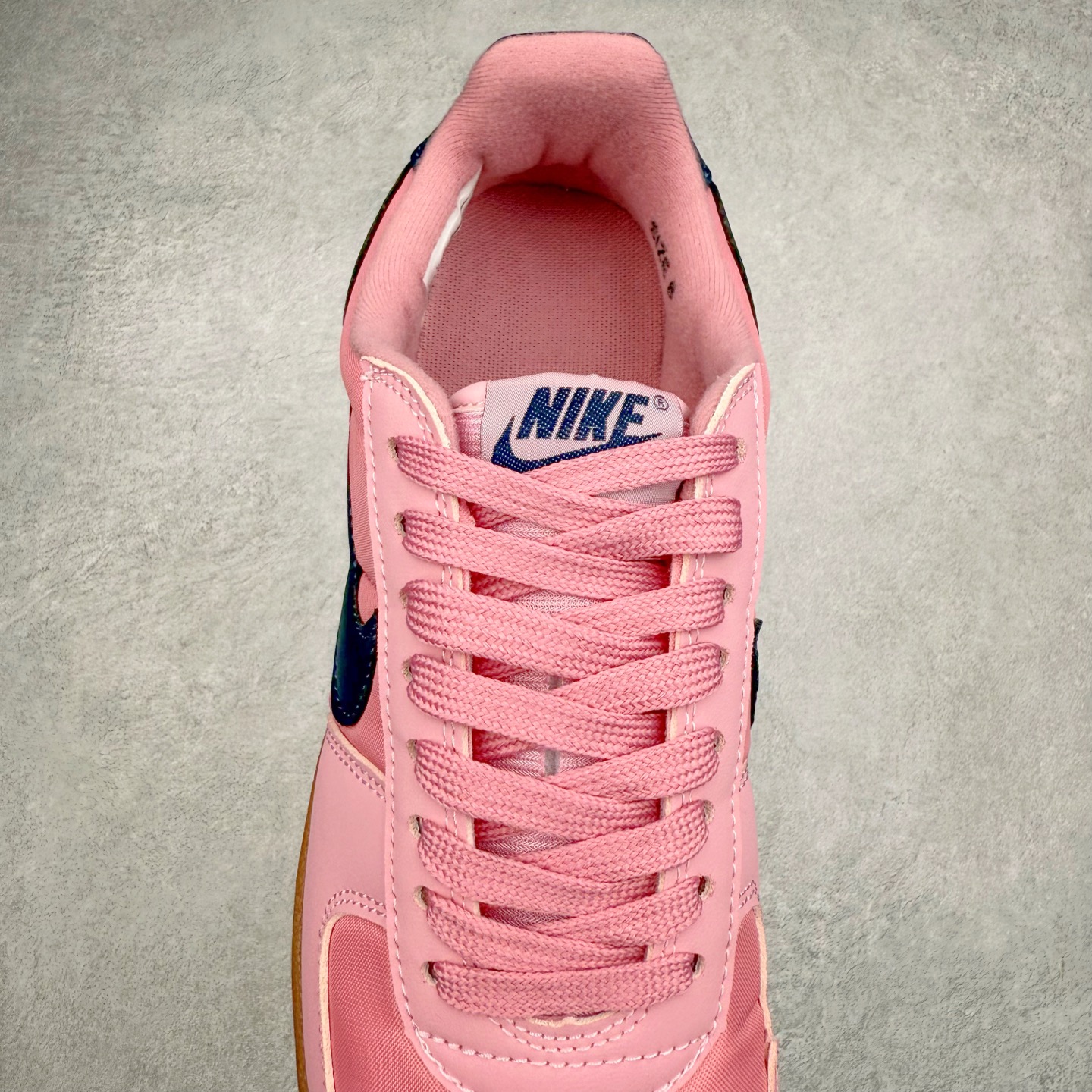 图片[5]-NK Field General 82 美式复古球鞋板鞋 随着复古球鞋文化的复兴 NK将这款曾于 80 年代问世的球鞋重新带回 引起大家的关注 在鞋面设计中融入粒面皮革和织物材质打造 之后再辅以标志性的华夫格纹路橡胶鞋底搭配 经典复刻配色见证 20 世纪 80 年代传奇球星征战赛场的精彩瞬间 尺码：36 36.5 37.5 38 38.5 39 40 40.5 41 42 42.5 43 44 44.5 45-选品中心