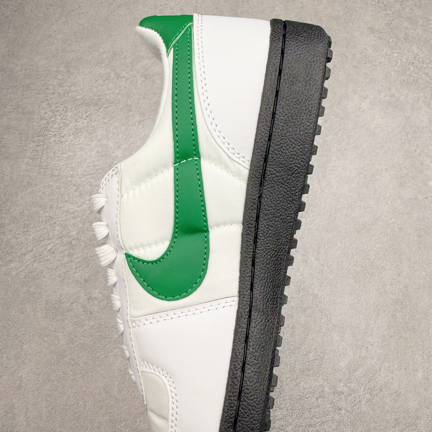 图片[7]-NK Field General 82 美式复古球鞋板鞋 随着复古球鞋文化的复兴 NK将这款曾于 80 年代问世的球鞋重新带回 引起大家的关注 在鞋面设计中融入粒面皮革和织物材质打造 之后再辅以标志性的华夫格纹路橡胶鞋底搭配 经典复刻配色见证 20 世纪 80 年代传奇球星征战赛场的精彩瞬间 尺码：36 36.5 37.5 38 38.5 39 40 40.5 41 42 42.5 43 44 44.5 45-选品中心