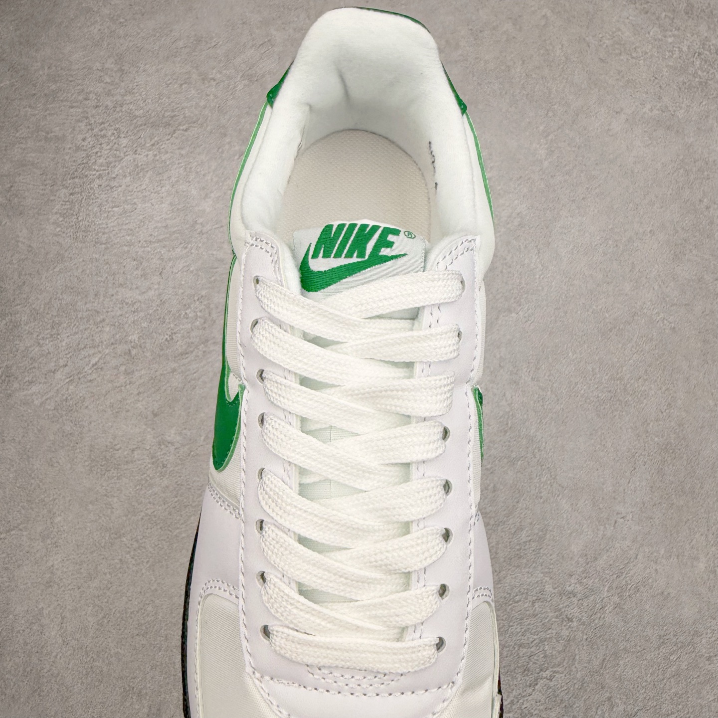 图片[5]-NK Field General 82 美式复古球鞋板鞋 随着复古球鞋文化的复兴 NK将这款曾于 80 年代问世的球鞋重新带回 引起大家的关注 在鞋面设计中融入粒面皮革和织物材质打造 之后再辅以标志性的华夫格纹路橡胶鞋底搭配 经典复刻配色见证 20 世纪 80 年代传奇球星征战赛场的精彩瞬间 尺码：36 36.5 37.5 38 38.5 39 40 40.5 41 42 42.5 43 44 44.5 45-选品中心