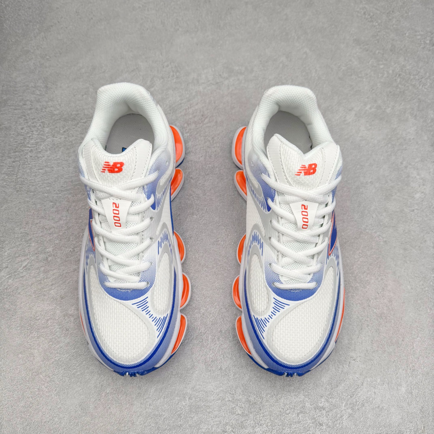 图片[2]-New Balance NB2000 舒适百搭防滑耐磨低帮 休闲跑步鞋 New Balance 在近两年的球鞋市场屡出奇招，在经典鞋型保持进一步增长的同时，推出的每一款新鞋型也都有傲人的战绩。在 327、9060 等鞋型获得成功之后，今天 New Balance 家族又迎来了新鲜血液的注入。这双 New Balance 2000 依然是融合了新旧元素的跑鞋造型，命名为 2000，或许是它的设计理念有着 Y2K 的血统。最大的亮点，在于这双鞋的中底。外侧以五个 ABZORB 单元，带来极具辨识度和冲击力的视觉效果，让这双鞋在外观和脚感方面都颇具吸引力。尺码：36 37 37.5 38 38.5 39 40 40.5 41 42 42.5 43 44 45 46-选品中心