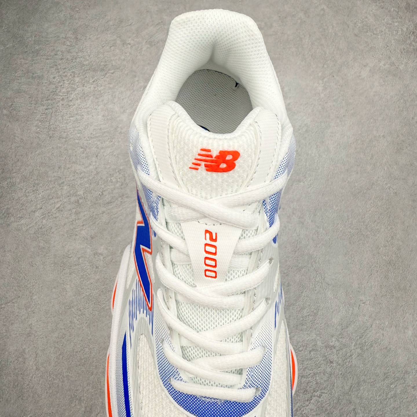 图片[5]-New Balance NB2000 舒适百搭防滑耐磨低帮 休闲跑步鞋 New Balance 在近两年的球鞋市场屡出奇招，在经典鞋型保持进一步增长的同时，推出的每一款新鞋型也都有傲人的战绩。在 327、9060 等鞋型获得成功之后，今天 New Balance 家族又迎来了新鲜血液的注入。这双 New Balance 2000 依然是融合了新旧元素的跑鞋造型，命名为 2000，或许是它的设计理念有着 Y2K 的血统。最大的亮点，在于这双鞋的中底。外侧以五个 ABZORB 单元，带来极具辨识度和冲击力的视觉效果，让这双鞋在外观和脚感方面都颇具吸引力。尺码：36 37 37.5 38 38.5 39 40 40.5 41 42 42.5 43 44 45 46-选品中心