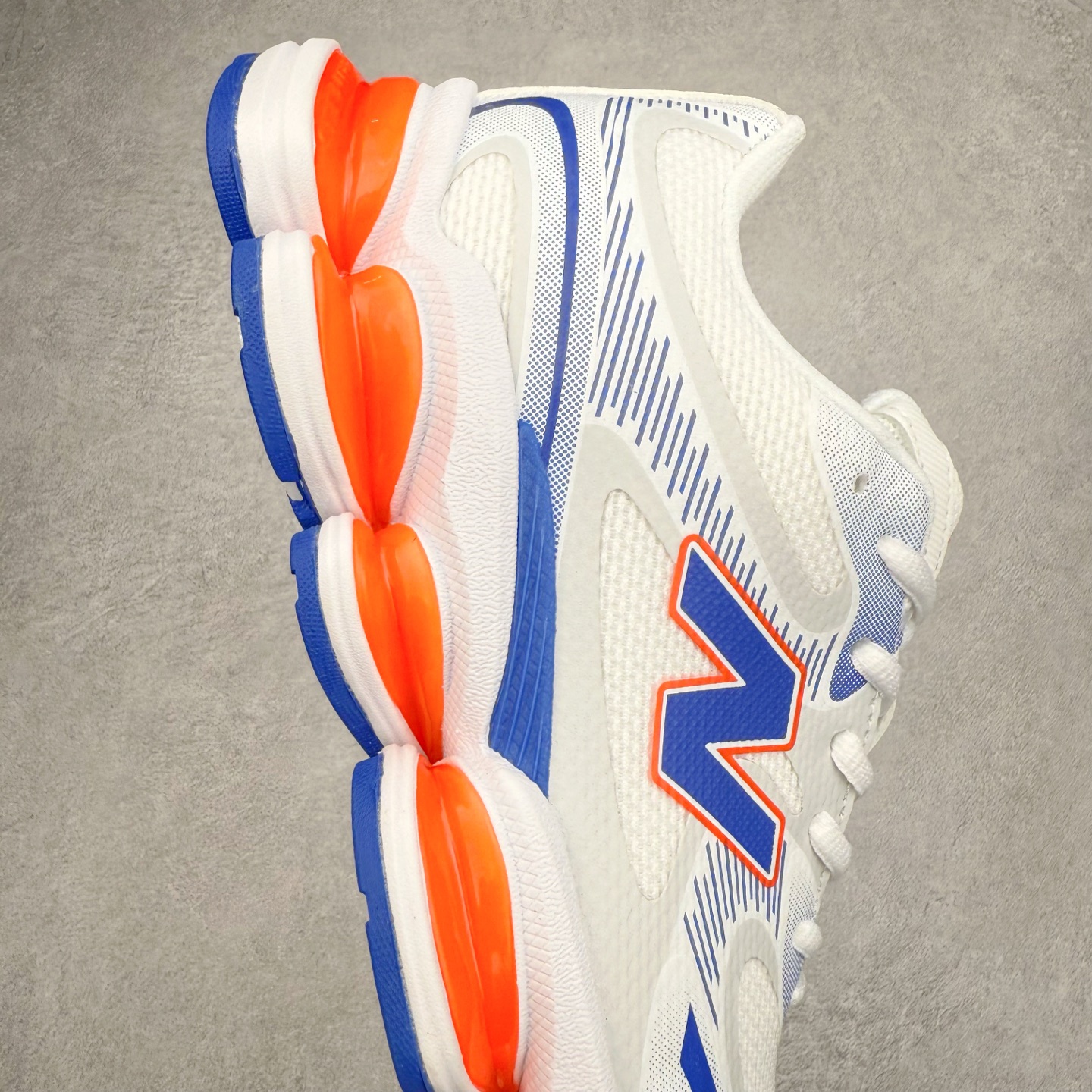 图片[6]-New Balance NB2000 舒适百搭防滑耐磨低帮 休闲跑步鞋 New Balance 在近两年的球鞋市场屡出奇招，在经典鞋型保持进一步增长的同时，推出的每一款新鞋型也都有傲人的战绩。在 327、9060 等鞋型获得成功之后，今天 New Balance 家族又迎来了新鲜血液的注入。这双 New Balance 2000 依然是融合了新旧元素的跑鞋造型，命名为 2000，或许是它的设计理念有着 Y2K 的血统。最大的亮点，在于这双鞋的中底。外侧以五个 ABZORB 单元，带来极具辨识度和冲击力的视觉效果，让这双鞋在外观和脚感方面都颇具吸引力。尺码：36 37 37.5 38 38.5 39 40 40.5 41 42 42.5 43 44 45 46-选品中心