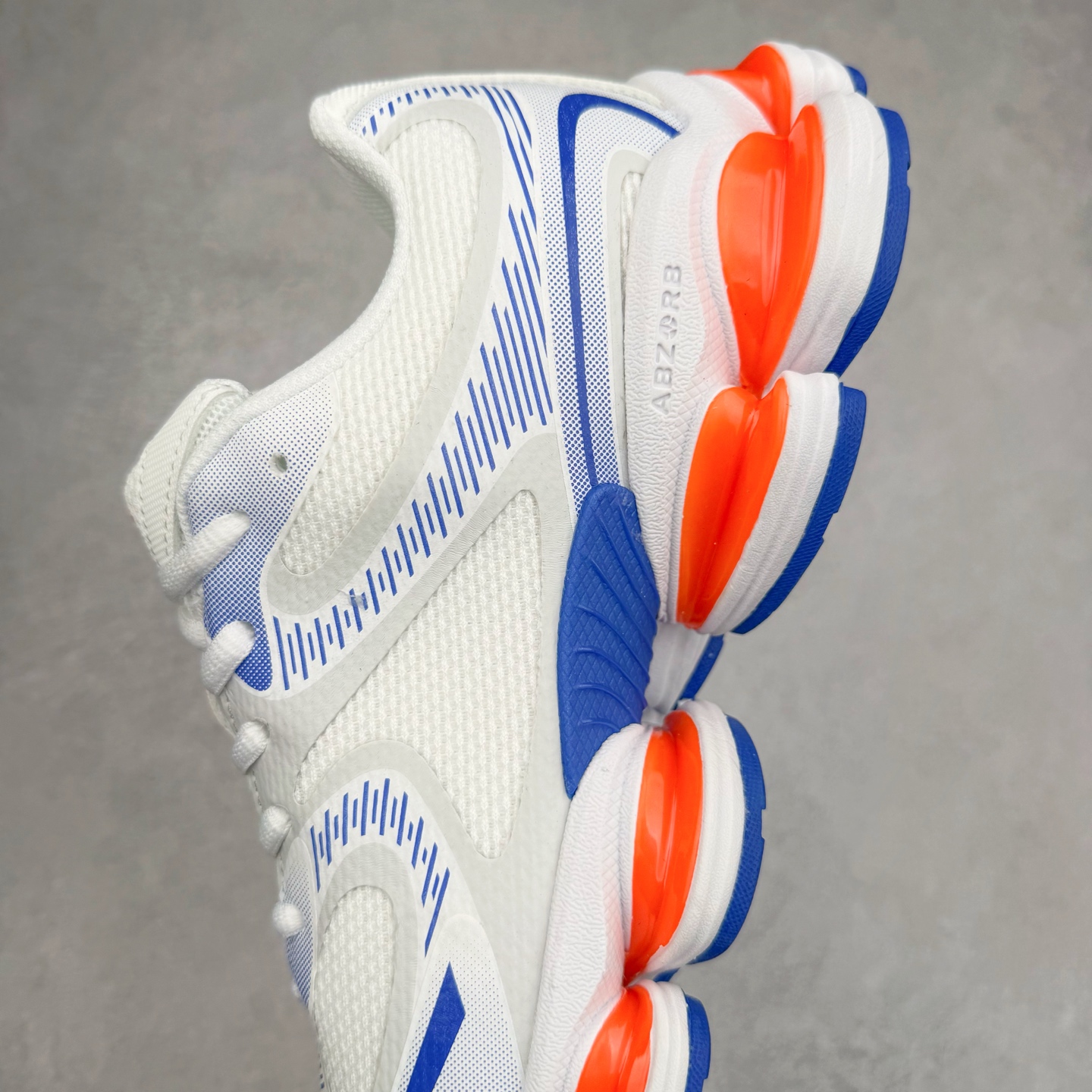 图片[7]-New Balance NB2000 舒适百搭防滑耐磨低帮 休闲跑步鞋 New Balance 在近两年的球鞋市场屡出奇招，在经典鞋型保持进一步增长的同时，推出的每一款新鞋型也都有傲人的战绩。在 327、9060 等鞋型获得成功之后，今天 New Balance 家族又迎来了新鲜血液的注入。这双 New Balance 2000 依然是融合了新旧元素的跑鞋造型，命名为 2000，或许是它的设计理念有着 Y2K 的血统。最大的亮点，在于这双鞋的中底。外侧以五个 ABZORB 单元，带来极具辨识度和冲击力的视觉效果，让这双鞋在外观和脚感方面都颇具吸引力。尺码：36 37 37.5 38 38.5 39 40 40.5 41 42 42.5 43 44 45 46-选品中心