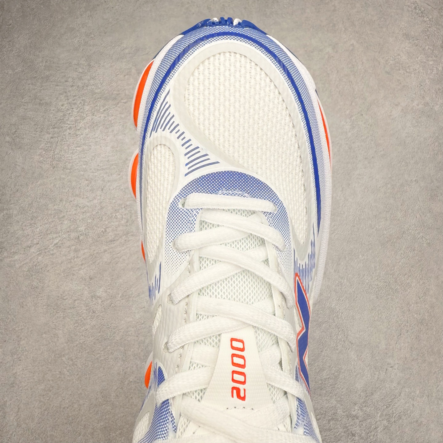 图片[4]-New Balance NB2000 舒适百搭防滑耐磨低帮 休闲跑步鞋 New Balance 在近两年的球鞋市场屡出奇招，在经典鞋型保持进一步增长的同时，推出的每一款新鞋型也都有傲人的战绩。在 327、9060 等鞋型获得成功之后，今天 New Balance 家族又迎来了新鲜血液的注入。这双 New Balance 2000 依然是融合了新旧元素的跑鞋造型，命名为 2000，或许是它的设计理念有着 Y2K 的血统。最大的亮点，在于这双鞋的中底。外侧以五个 ABZORB 单元，带来极具辨识度和冲击力的视觉效果，让这双鞋在外观和脚感方面都颇具吸引力。尺码：36 37 37.5 38 38.5 39 40 40.5 41 42 42.5 43 44 45 46-选品中心