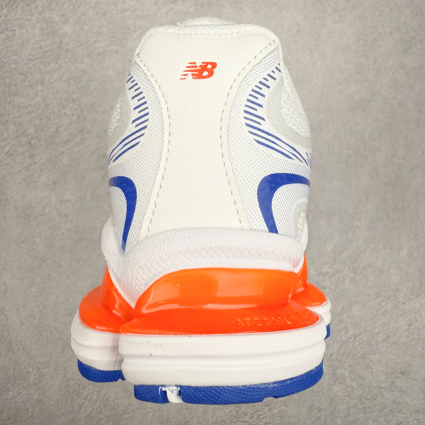 图片[8]-New Balance NB2000 舒适百搭防滑耐磨低帮 休闲跑步鞋 New Balance 在近两年的球鞋市场屡出奇招，在经典鞋型保持进一步增长的同时，推出的每一款新鞋型也都有傲人的战绩。在 327、9060 等鞋型获得成功之后，今天 New Balance 家族又迎来了新鲜血液的注入。这双 New Balance 2000 依然是融合了新旧元素的跑鞋造型，命名为 2000，或许是它的设计理念有着 Y2K 的血统。最大的亮点，在于这双鞋的中底。外侧以五个 ABZORB 单元，带来极具辨识度和冲击力的视觉效果，让这双鞋在外观和脚感方面都颇具吸引力。尺码：36 37 37.5 38 38.5 39 40 40.5 41 42 42.5 43 44 45 46-选品中心