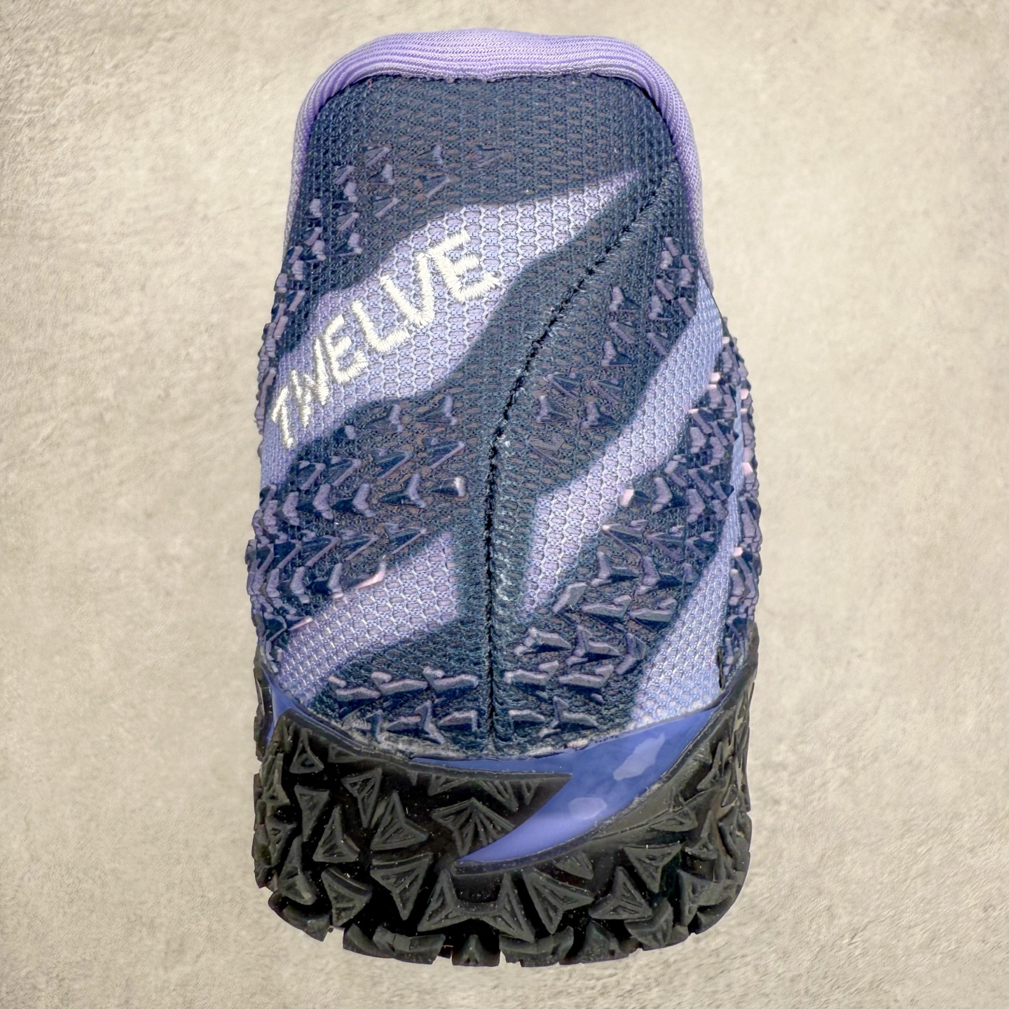 图片[8]-NK JA3 EP 莫兰特三代低帮篮球鞋 以鲜艳明亮的色调脱颖而出。鞋舌上醒目地展示着 “ JA ” 标志，而后跟上的 “ 12 ：AM ” 则以独特的设计呈现。鞋头和鞋舌采用透气运动网布制成，确保舒适耐用。在第一款鞋型的基础上进行了重大升级，采用更为挺拔的鞋口设计，为脚踝带来更佳的包裹与支撑感。侧面独特波纹纹理细节，打破了单调，赋予鞋子灵动与活力的视觉体验。中底部分巧妙借鉴了科比 5 的经典元素，融入斑点细节，增强了整体美学吸引力。实拍调校N版已经零色差零失真 百分百还原实物色彩所见即所得 不存在货不对板色差等低级问题 选购参考实物拍摄 不混卖不参货 只用心做好货严格选品 承诺混一赔十 尺码：40 40.5 41 42 42.5 43 44 44.5 45 46-选品中心