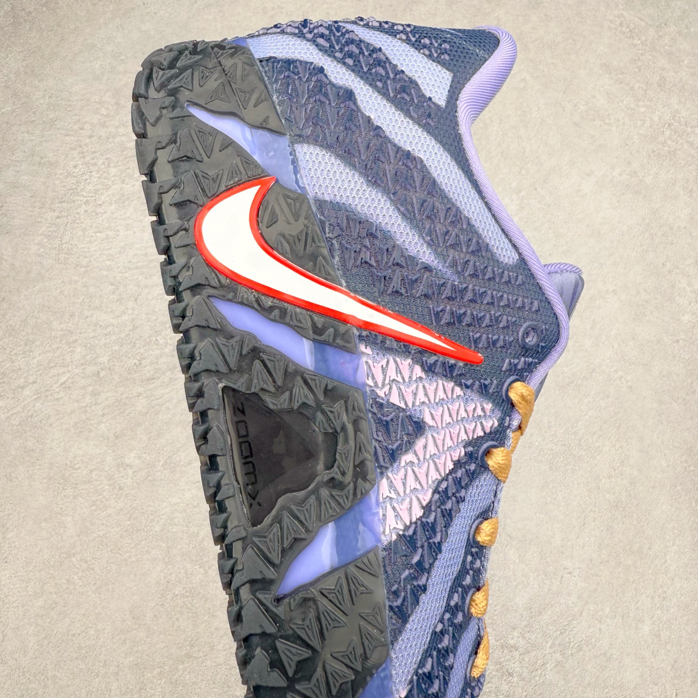 图片[6]-NK JA3 EP 莫兰特三代低帮篮球鞋 以鲜艳明亮的色调脱颖而出。鞋舌上醒目地展示着 “ JA ” 标志，而后跟上的 “ 12 ：AM ” 则以独特的设计呈现。鞋头和鞋舌采用透气运动网布制成，确保舒适耐用。在第一款鞋型的基础上进行了重大升级，采用更为挺拔的鞋口设计，为脚踝带来更佳的包裹与支撑感。侧面独特波纹纹理细节，打破了单调，赋予鞋子灵动与活力的视觉体验。中底部分巧妙借鉴了科比 5 的经典元素，融入斑点细节，增强了整体美学吸引力。实拍调校N版已经零色差零失真 百分百还原实物色彩所见即所得 不存在货不对板色差等低级问题 选购参考实物拍摄 不混卖不参货 只用心做好货严格选品 承诺混一赔十 尺码：40 40.5 41 42 42.5 43 44 44.5 45 46-选品中心