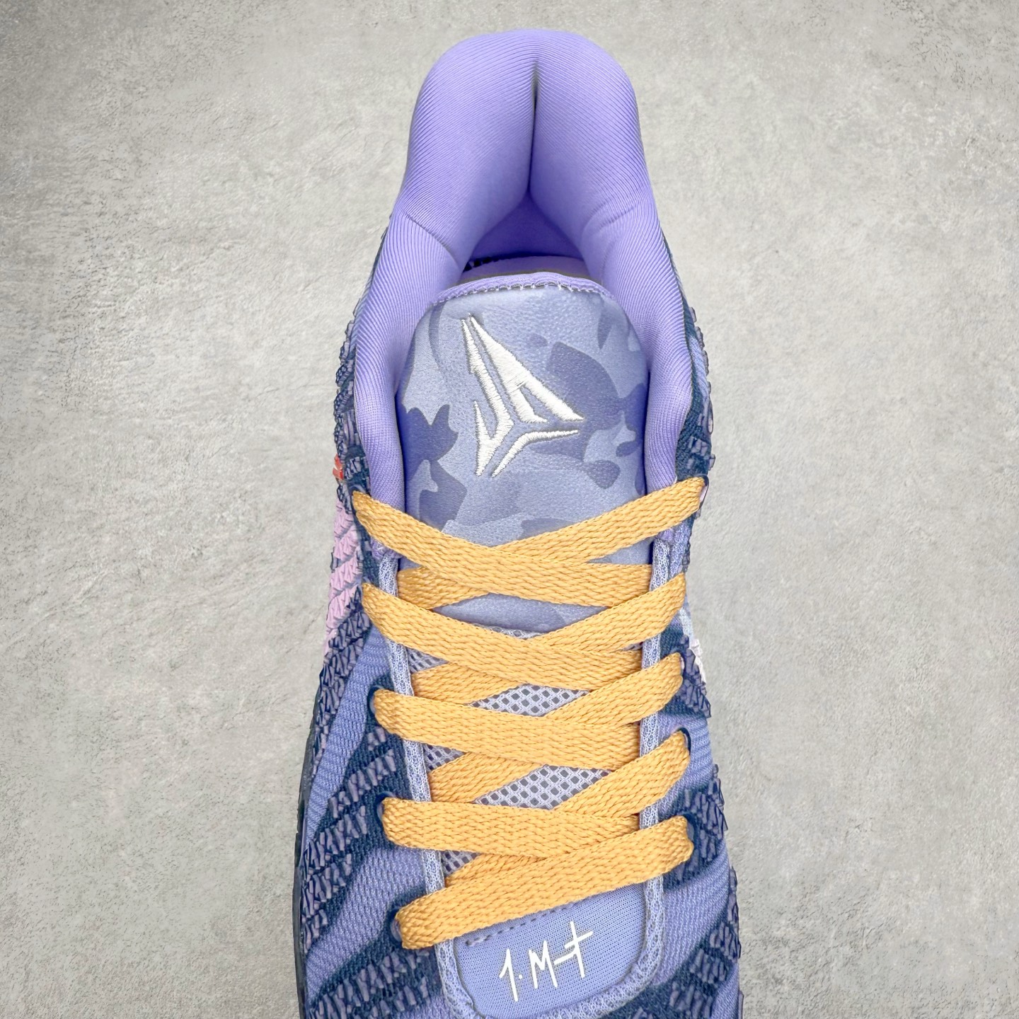 图片[5]-NK JA3 EP 莫兰特三代低帮篮球鞋 以鲜艳明亮的色调脱颖而出。鞋舌上醒目地展示着 “ JA ” 标志，而后跟上的 “ 12 ：AM ” 则以独特的设计呈现。鞋头和鞋舌采用透气运动网布制成，确保舒适耐用。在第一款鞋型的基础上进行了重大升级，采用更为挺拔的鞋口设计，为脚踝带来更佳的包裹与支撑感。侧面独特波纹纹理细节，打破了单调，赋予鞋子灵动与活力的视觉体验。中底部分巧妙借鉴了科比 5 的经典元素，融入斑点细节，增强了整体美学吸引力。实拍调校N版已经零色差零失真 百分百还原实物色彩所见即所得 不存在货不对板色差等低级问题 选购参考实物拍摄 不混卖不参货 只用心做好货严格选品 承诺混一赔十 尺码：40 40.5 41 42 42.5 43 44 44.5 45 46-选品中心