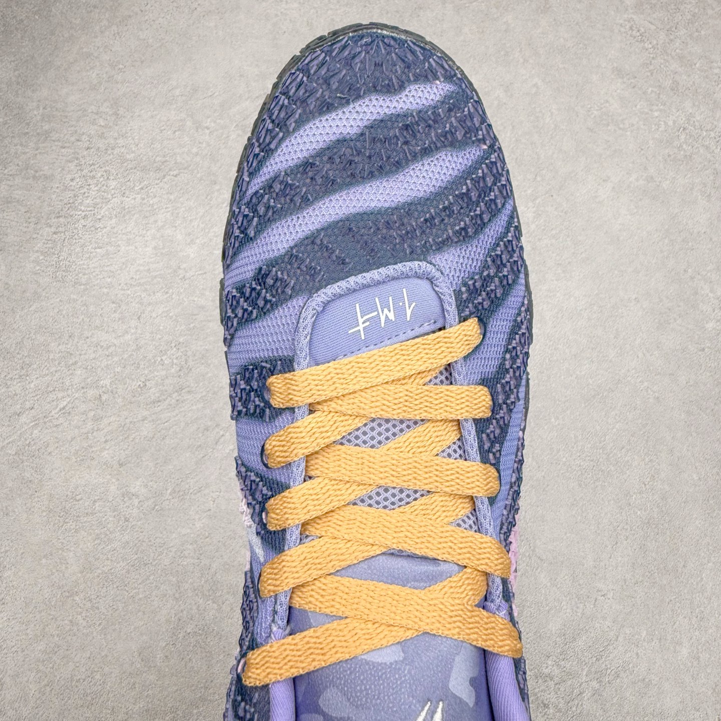 图片[4]-NK JA3 EP 莫兰特三代低帮篮球鞋 以鲜艳明亮的色调脱颖而出。鞋舌上醒目地展示着 “ JA ” 标志，而后跟上的 “ 12 ：AM ” 则以独特的设计呈现。鞋头和鞋舌采用透气运动网布制成，确保舒适耐用。在第一款鞋型的基础上进行了重大升级，采用更为挺拔的鞋口设计，为脚踝带来更佳的包裹与支撑感。侧面独特波纹纹理细节，打破了单调，赋予鞋子灵动与活力的视觉体验。中底部分巧妙借鉴了科比 5 的经典元素，融入斑点细节，增强了整体美学吸引力。实拍调校N版已经零色差零失真 百分百还原实物色彩所见即所得 不存在货不对板色差等低级问题 选购参考实物拍摄 不混卖不参货 只用心做好货严格选品 承诺混一赔十 尺码：40 40.5 41 42 42.5 43 44 44.5 45 46-选品中心