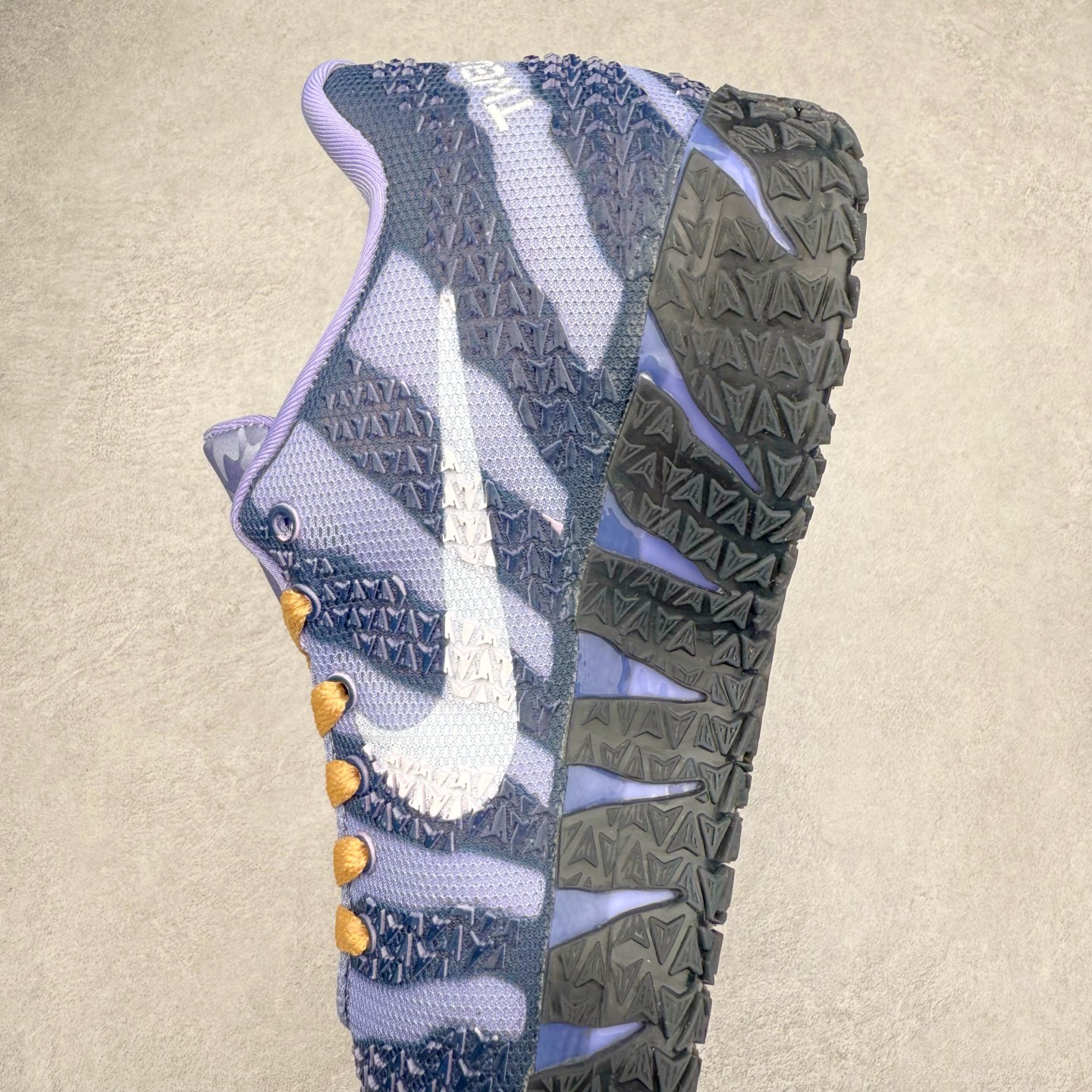 图片[7]-NK JA3 EP 莫兰特三代低帮篮球鞋 以鲜艳明亮的色调脱颖而出。鞋舌上醒目地展示着 “ JA ” 标志，而后跟上的 “ 12 ：AM ” 则以独特的设计呈现。鞋头和鞋舌采用透气运动网布制成，确保舒适耐用。在第一款鞋型的基础上进行了重大升级，采用更为挺拔的鞋口设计，为脚踝带来更佳的包裹与支撑感。侧面独特波纹纹理细节，打破了单调，赋予鞋子灵动与活力的视觉体验。中底部分巧妙借鉴了科比 5 的经典元素，融入斑点细节，增强了整体美学吸引力。实拍调校N版已经零色差零失真 百分百还原实物色彩所见即所得 不存在货不对板色差等低级问题 选购参考实物拍摄 不混卖不参货 只用心做好货严格选品 承诺混一赔十 尺码：40 40.5 41 42 42.5 43 44 44.5 45 46-选品中心