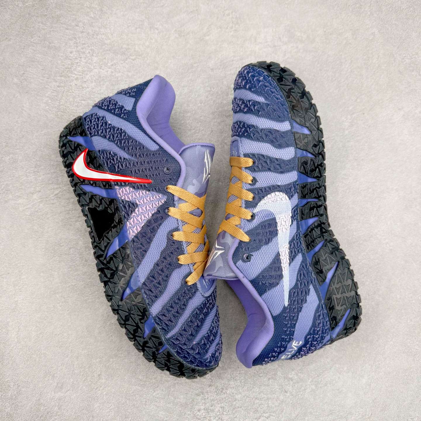 图片[3]-NK JA3 EP 莫兰特三代低帮篮球鞋 以鲜艳明亮的色调脱颖而出。鞋舌上醒目地展示着 “ JA ” 标志，而后跟上的 “ 12 ：AM ” 则以独特的设计呈现。鞋头和鞋舌采用透气运动网布制成，确保舒适耐用。在第一款鞋型的基础上进行了重大升级，采用更为挺拔的鞋口设计，为脚踝带来更佳的包裹与支撑感。侧面独特波纹纹理细节，打破了单调，赋予鞋子灵动与活力的视觉体验。中底部分巧妙借鉴了科比 5 的经典元素，融入斑点细节，增强了整体美学吸引力。实拍调校N版已经零色差零失真 百分百还原实物色彩所见即所得 不存在货不对板色差等低级问题 选购参考实物拍摄 不混卖不参货 只用心做好货严格选品 承诺混一赔十 尺码：40 40.5 41 42 42.5 43 44 44.5 45 46-选品中心