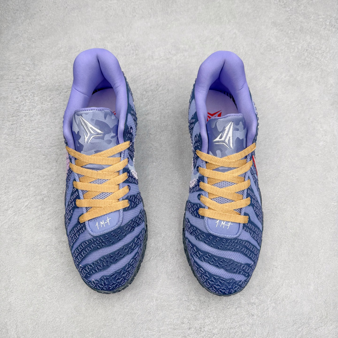 图片[2]-NK JA3 EP 莫兰特三代低帮篮球鞋 以鲜艳明亮的色调脱颖而出。鞋舌上醒目地展示着 “ JA ” 标志，而后跟上的 “ 12 ：AM ” 则以独特的设计呈现。鞋头和鞋舌采用透气运动网布制成，确保舒适耐用。在第一款鞋型的基础上进行了重大升级，采用更为挺拔的鞋口设计，为脚踝带来更佳的包裹与支撑感。侧面独特波纹纹理细节，打破了单调，赋予鞋子灵动与活力的视觉体验。中底部分巧妙借鉴了科比 5 的经典元素，融入斑点细节，增强了整体美学吸引力。实拍调校N版已经零色差零失真 百分百还原实物色彩所见即所得 不存在货不对板色差等低级问题 选购参考实物拍摄 不混卖不参货 只用心做好货严格选品 承诺混一赔十 尺码：40 40.5 41 42 42.5 43 44 44.5 45 46-选品中心