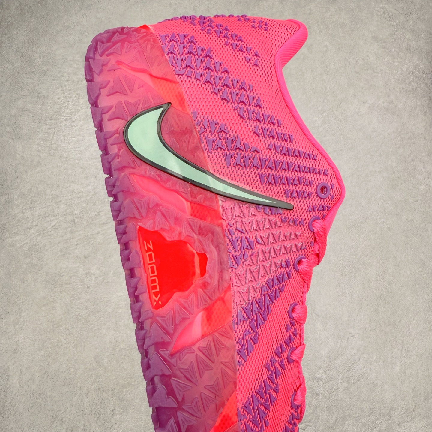 图片[6]-NK JA3 EP 莫兰特三代低帮篮球鞋 以鲜艳明亮的色调脱颖而出。鞋舌上醒目地展示着 “ JA ” 标志，而后跟上的 “ 12 ：AM ” 则以独特的设计呈现。鞋头和鞋舌采用透气运动网布制成，确保舒适耐用。在第一款鞋型的基础上进行了重大升级，采用更为挺拔的鞋口设计，为脚踝带来更佳的包裹与支撑感。侧面独特波纹纹理细节，打破了单调，赋予鞋子灵动与活力的视觉体验。中底部分巧妙借鉴了科比 5 的经典元素，融入斑点细节，增强了整体美学吸引力。实拍调校N版已经零色差零失真 百分百还原实物色彩所见即所得 不存在货不对板色差等低级问题 选购参考实物拍摄 不混卖不参货 只用心做好货严格选品 承诺混一赔十 尺码：40 40.5 41 42 42.5 43 44 44.5 45 46-选品中心