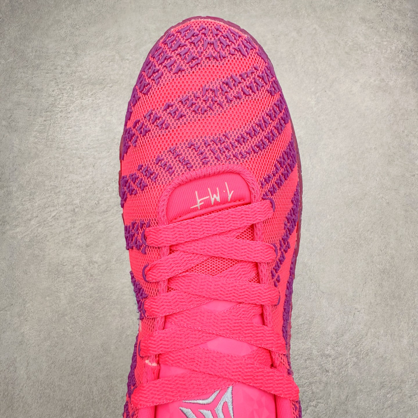 图片[4]-NK JA3 EP 莫兰特三代低帮篮球鞋 以鲜艳明亮的色调脱颖而出。鞋舌上醒目地展示着 “ JA ” 标志，而后跟上的 “ 12 ：AM ” 则以独特的设计呈现。鞋头和鞋舌采用透气运动网布制成，确保舒适耐用。在第一款鞋型的基础上进行了重大升级，采用更为挺拔的鞋口设计，为脚踝带来更佳的包裹与支撑感。侧面独特波纹纹理细节，打破了单调，赋予鞋子灵动与活力的视觉体验。中底部分巧妙借鉴了科比 5 的经典元素，融入斑点细节，增强了整体美学吸引力。实拍调校N版已经零色差零失真 百分百还原实物色彩所见即所得 不存在货不对板色差等低级问题 选购参考实物拍摄 不混卖不参货 只用心做好货严格选品 承诺混一赔十 尺码：40 40.5 41 42 42.5 43 44 44.5 45 46-选品中心