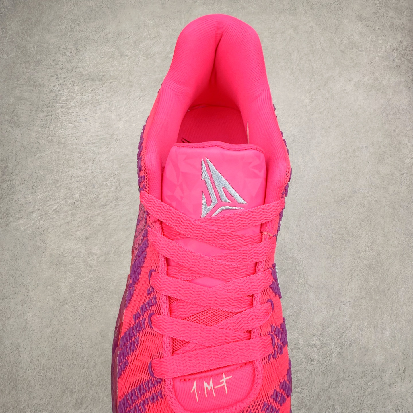 图片[5]-NK JA3 EP 莫兰特三代低帮篮球鞋 以鲜艳明亮的色调脱颖而出。鞋舌上醒目地展示着 “ JA ” 标志，而后跟上的 “ 12 ：AM ” 则以独特的设计呈现。鞋头和鞋舌采用透气运动网布制成，确保舒适耐用。在第一款鞋型的基础上进行了重大升级，采用更为挺拔的鞋口设计，为脚踝带来更佳的包裹与支撑感。侧面独特波纹纹理细节，打破了单调，赋予鞋子灵动与活力的视觉体验。中底部分巧妙借鉴了科比 5 的经典元素，融入斑点细节，增强了整体美学吸引力。实拍调校N版已经零色差零失真 百分百还原实物色彩所见即所得 不存在货不对板色差等低级问题 选购参考实物拍摄 不混卖不参货 只用心做好货严格选品 承诺混一赔十 尺码：40 40.5 41 42 42.5 43 44 44.5 45 46-选品中心